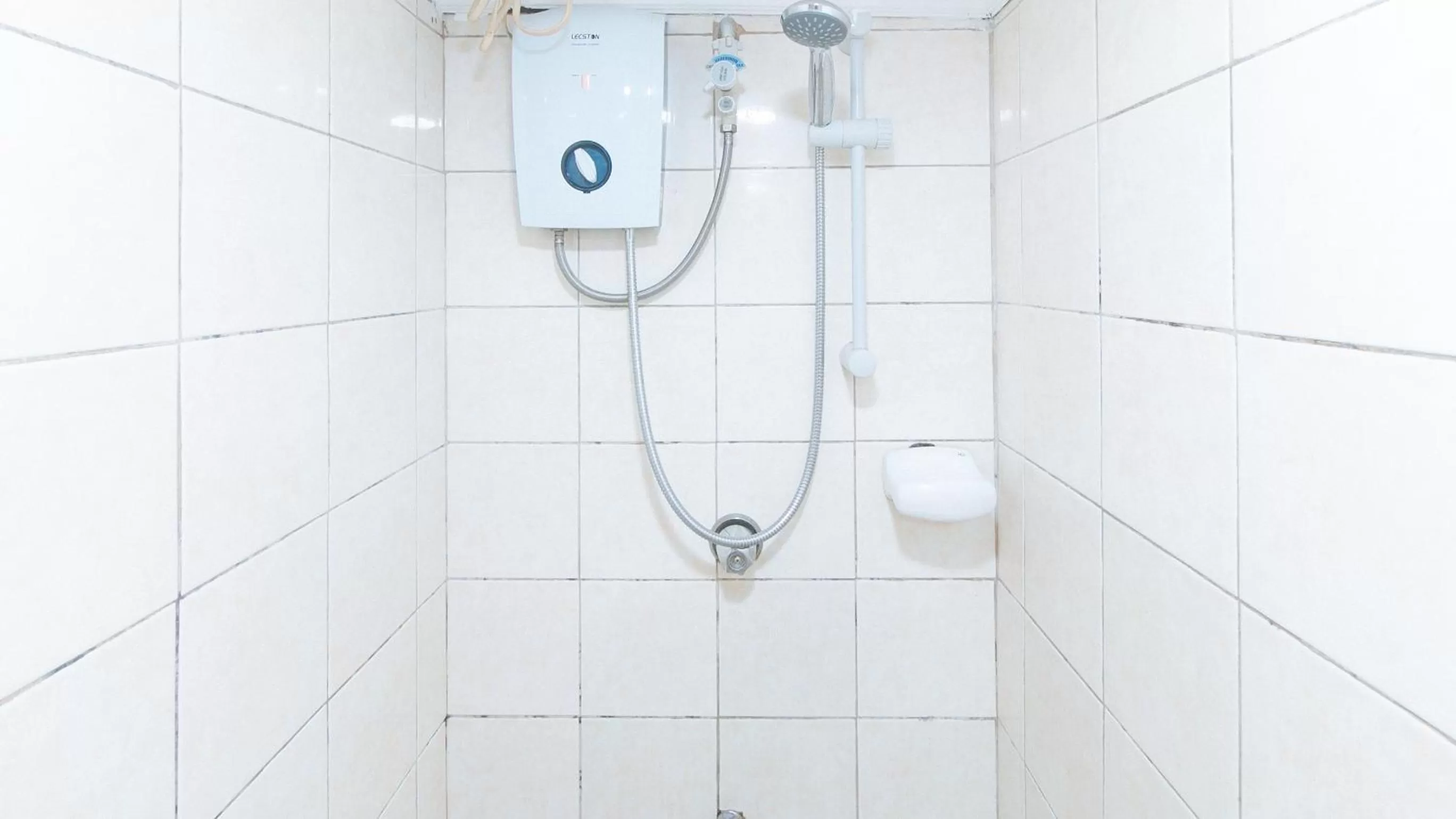 Shower, Bathroom in RedDoorz Premium near Greenbelt Makati - Vaccinated Staff