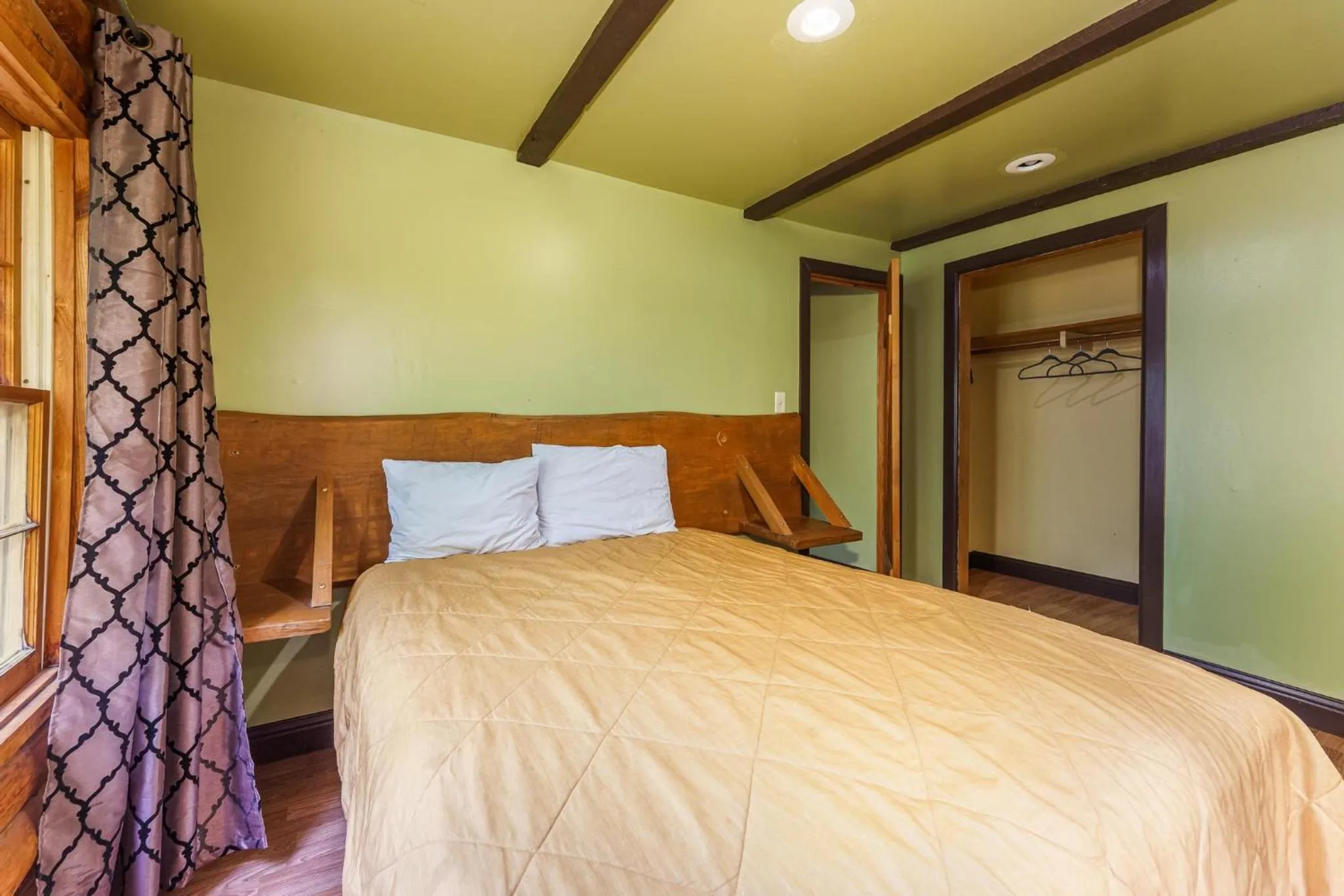 Bed in Mountain Trail Lodge and Vacation Rentals