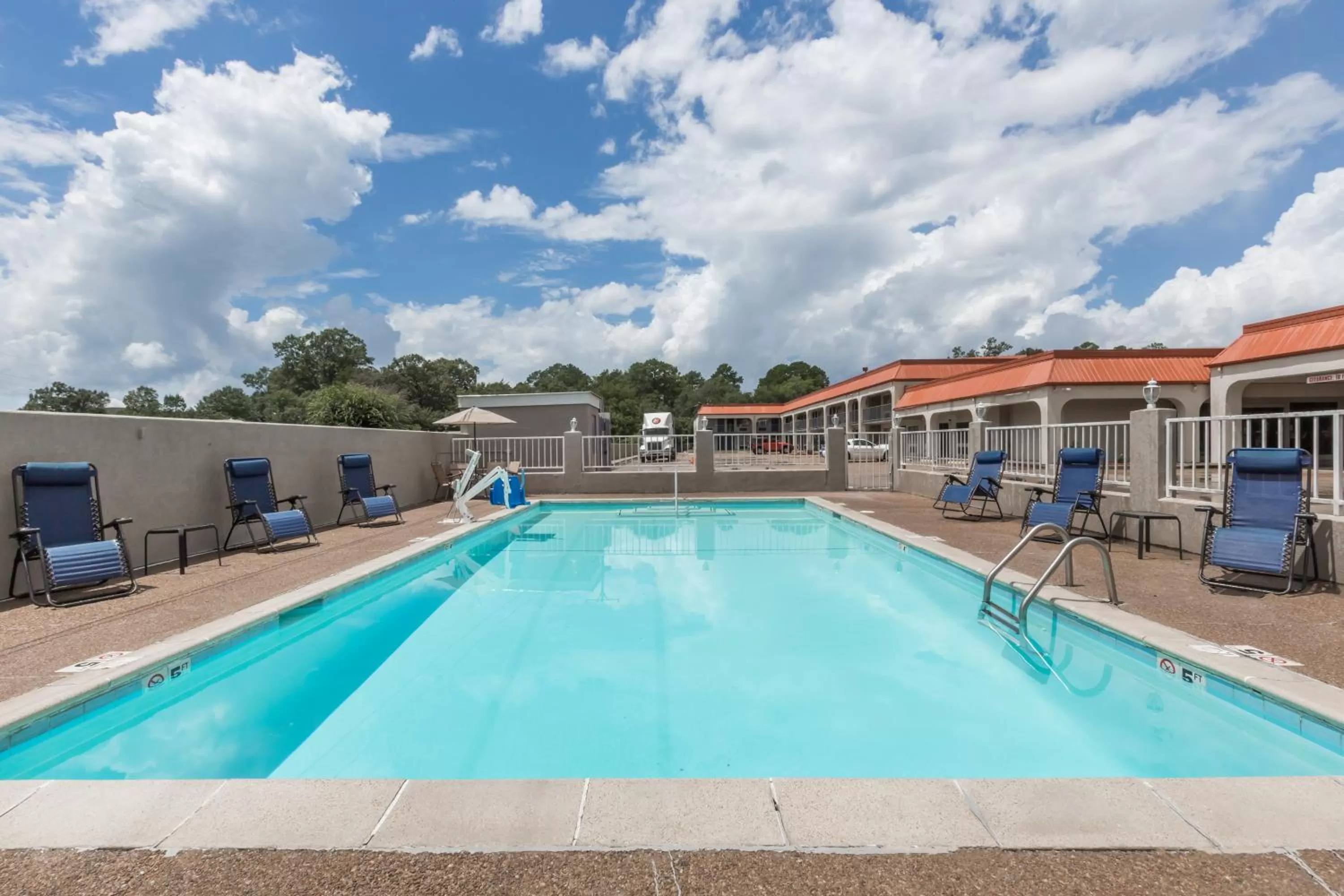 Swimming pool in Days Inn by Wyndham Pearl/Jackson Airport