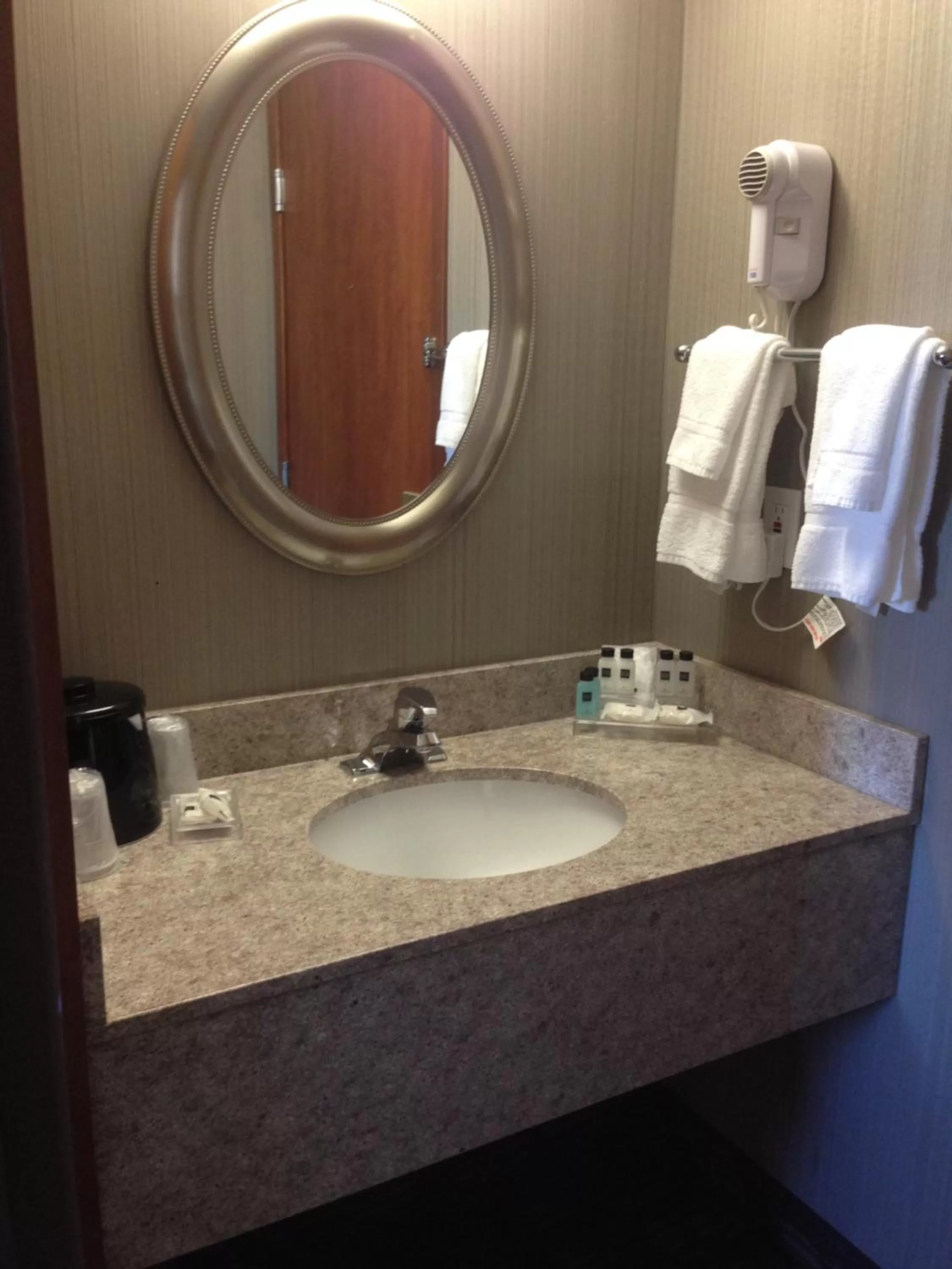 Bathroom in Country Inn & Suites by Radisson, Delta Park North Portland