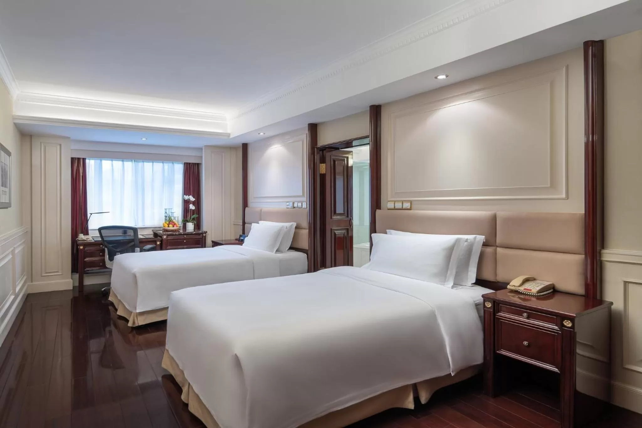 Photo of the whole room, Bed in Crowne Plaza Hotel & Suites Landmark Shenzhen by IHG