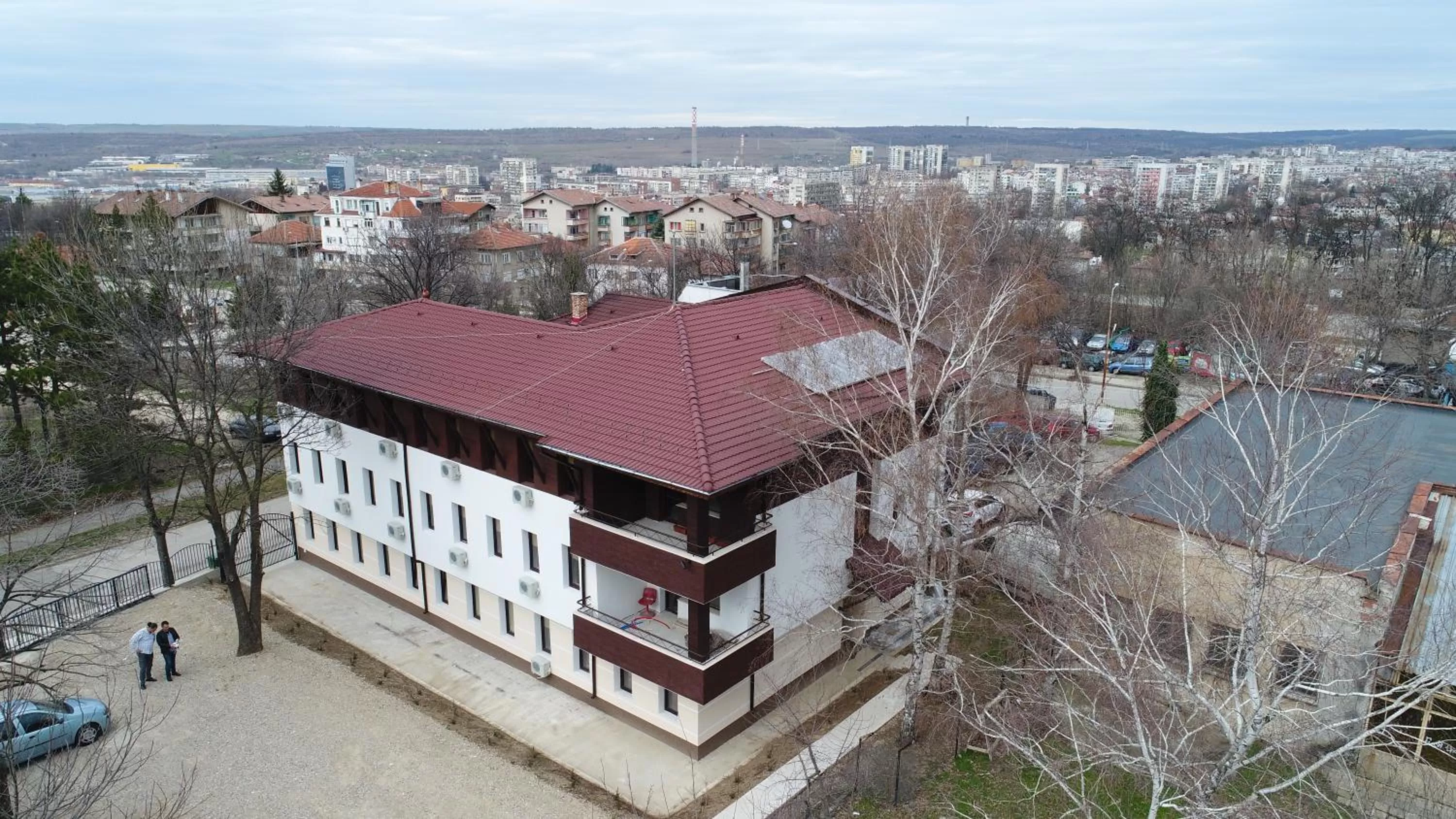 Bird's eye view in Complex Friends