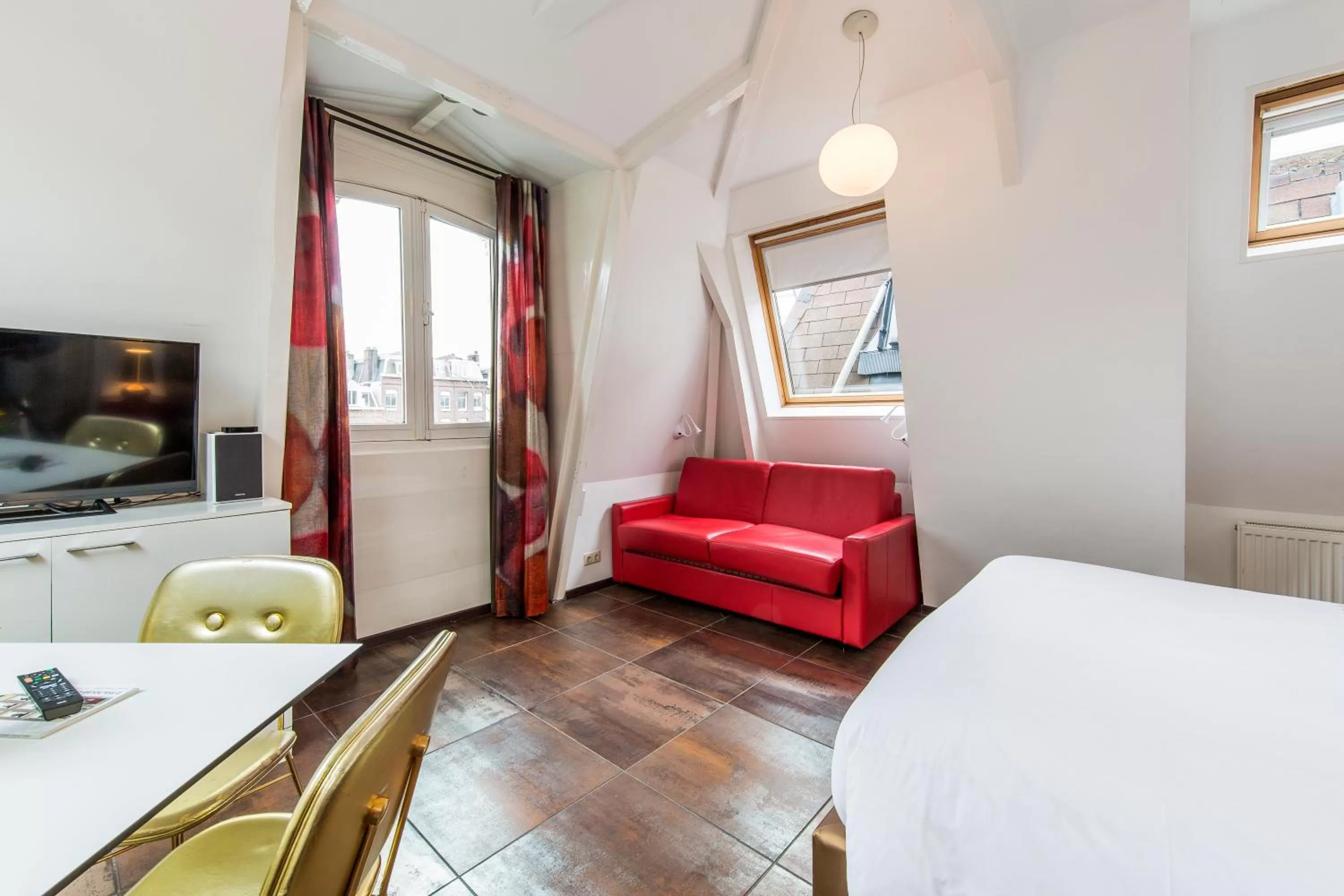 Communal lounge/ TV room, Bed in Amstel Corner Hotel