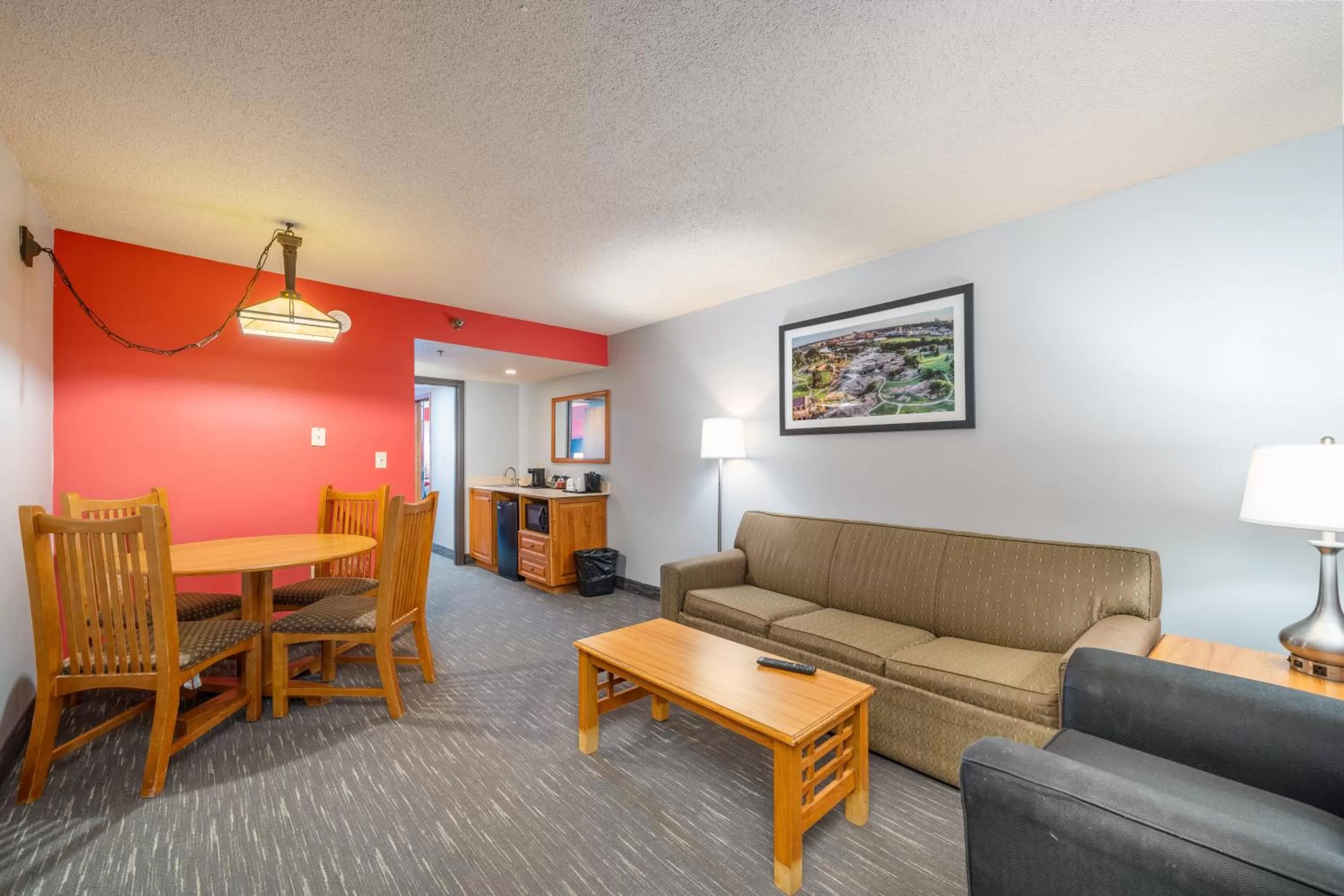 Seating area in Ramada by Wyndham Sioux Falls Airport - Waterpark Resort & Event Center