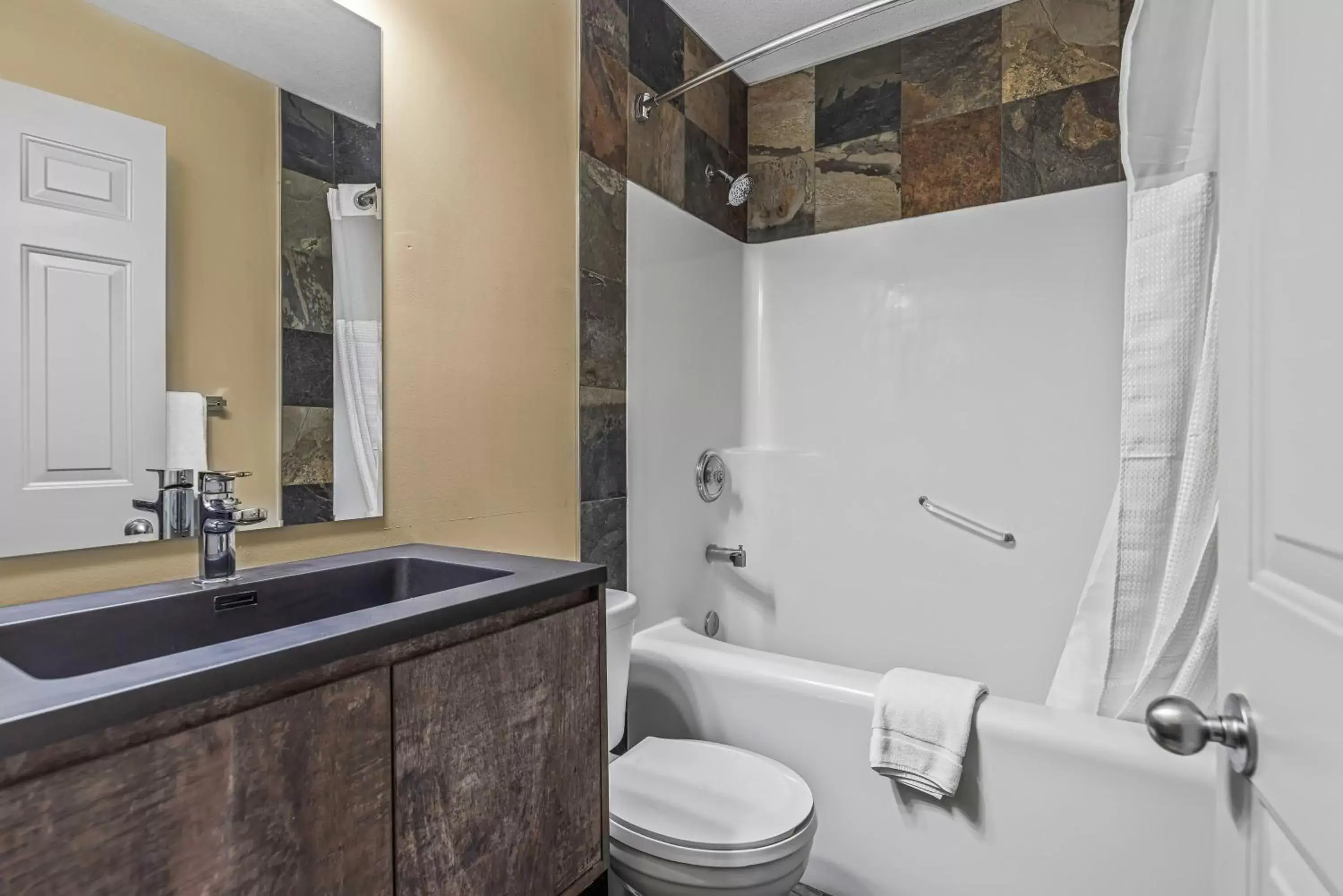 Standard Queen Room in Canmore Rocky Mountain Inn Standard Queen Room in Canmore Rocky Mountain Inn