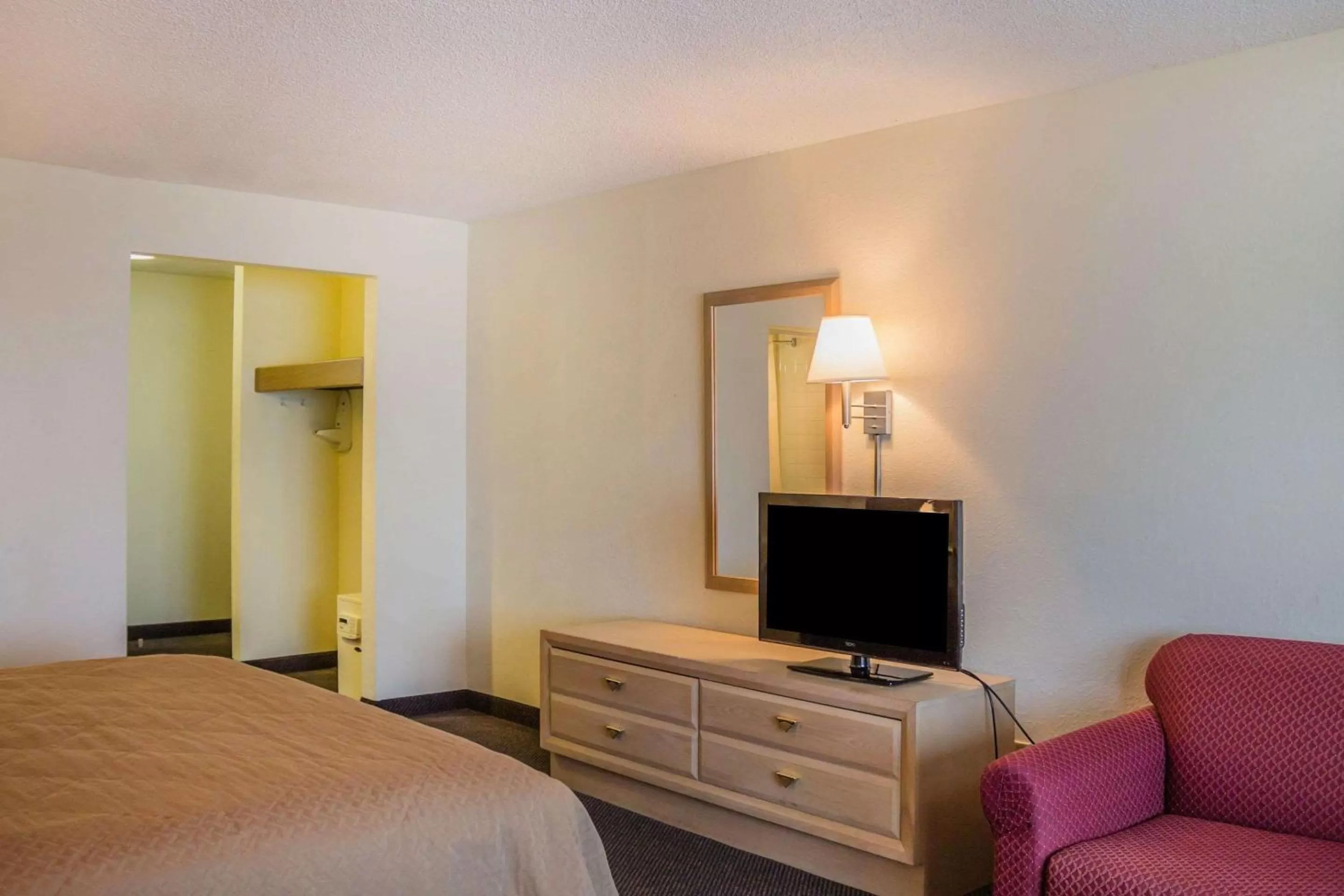 Photo of the whole room, Bed in Quality Inn Port Clinton Waterfront