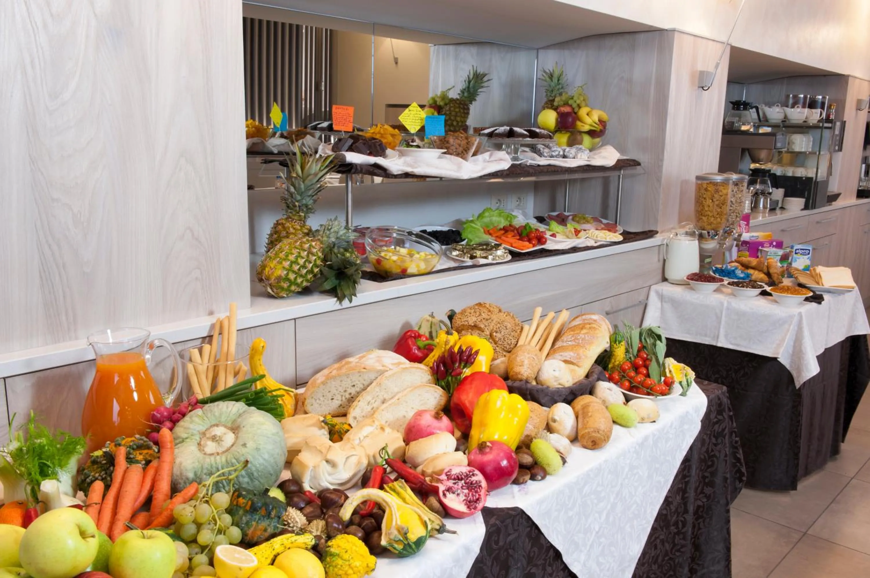 Restaurant/places to eat in Hotel Gamma