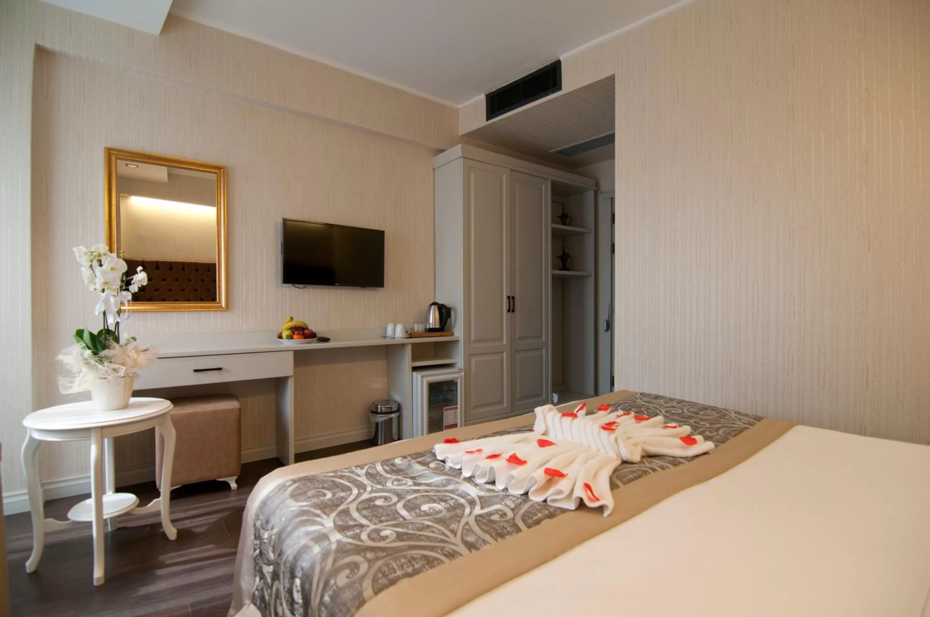 Photo of the whole room, Bed in Pruva Hotel