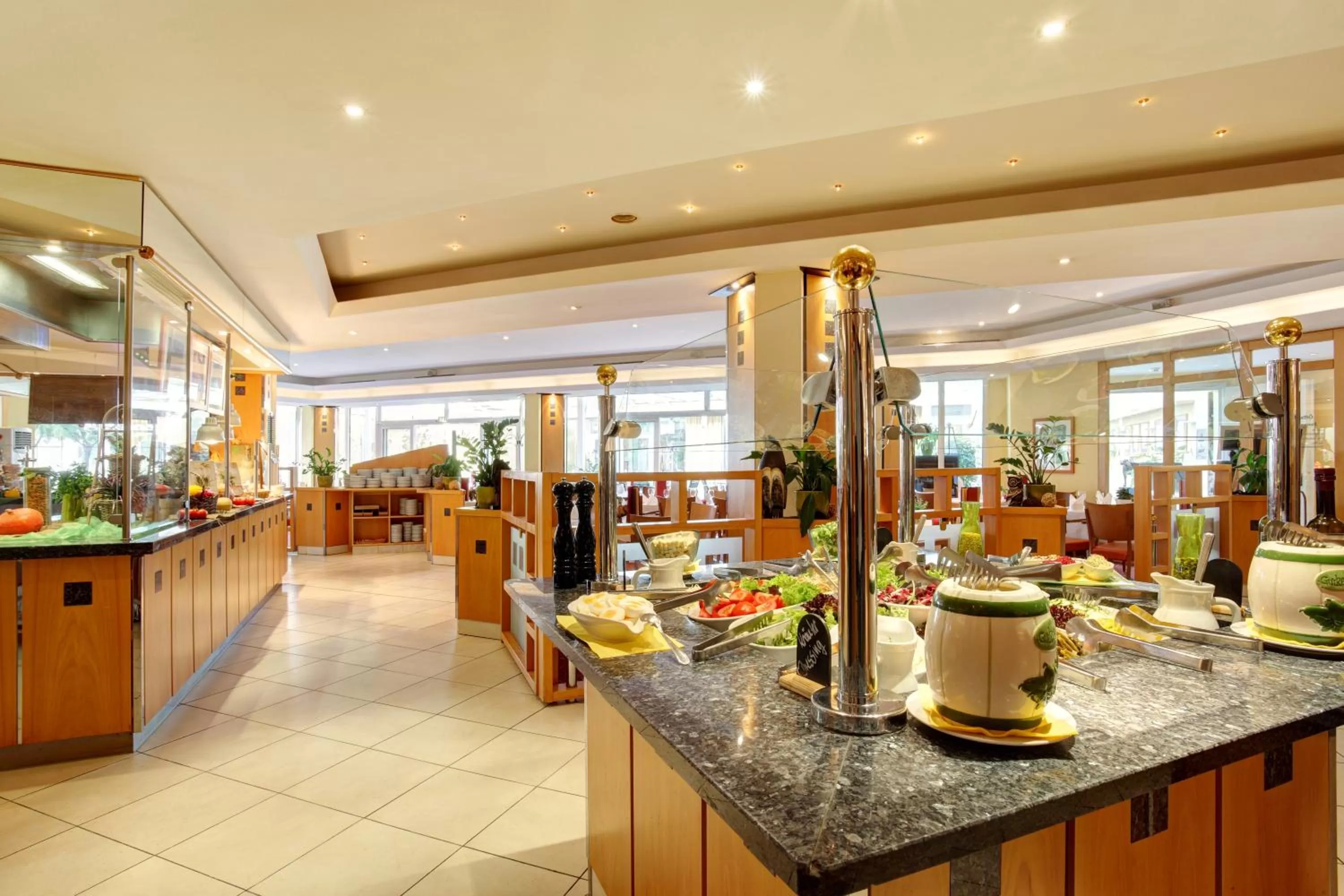 Restaurant/places to eat in ABACUS Tierpark Hotel