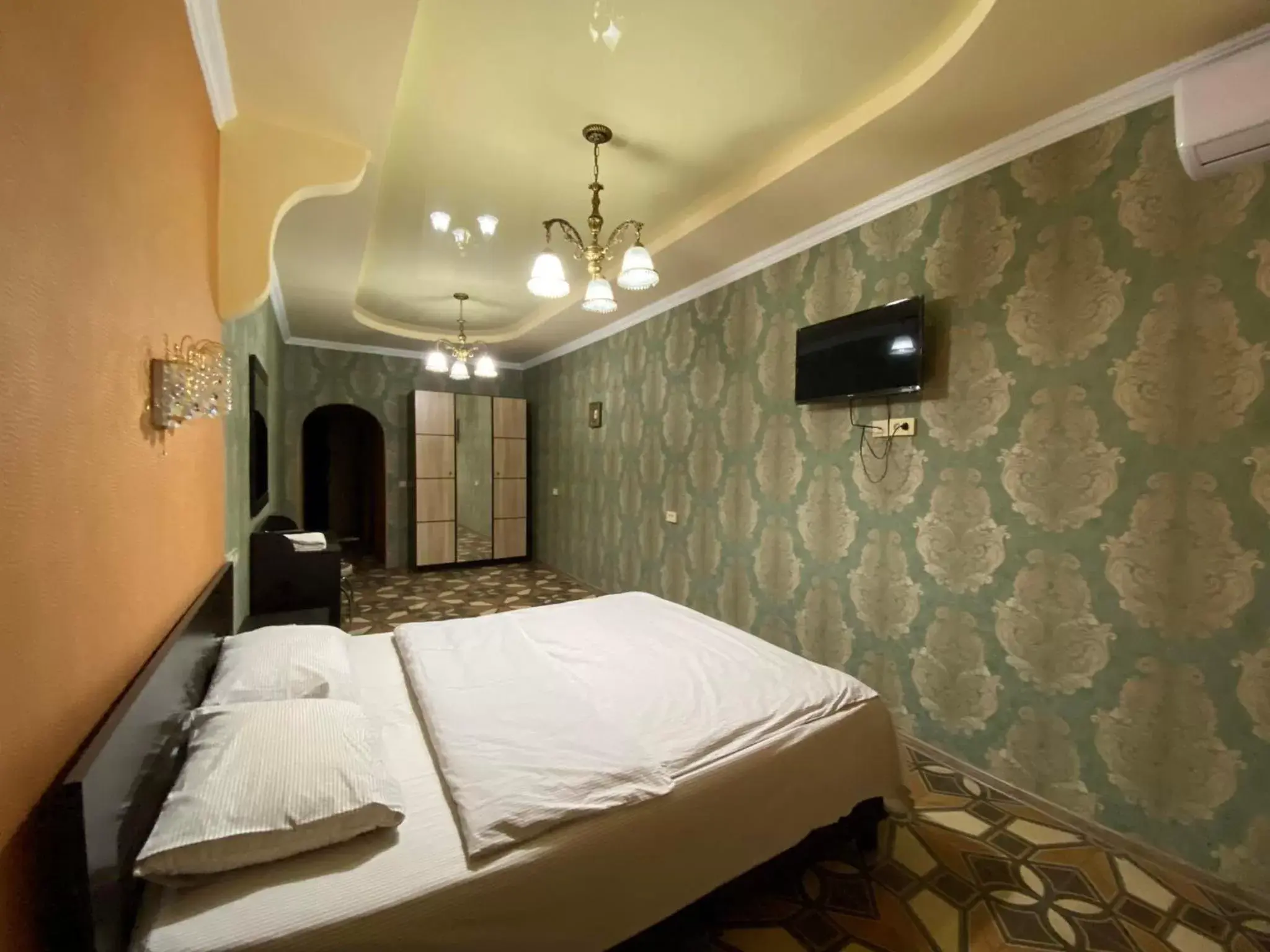 Deluxe Double Room with Bath in Hostel Golden Fleece Deluxe Double Room with Bath in Hostel Golden Fleece