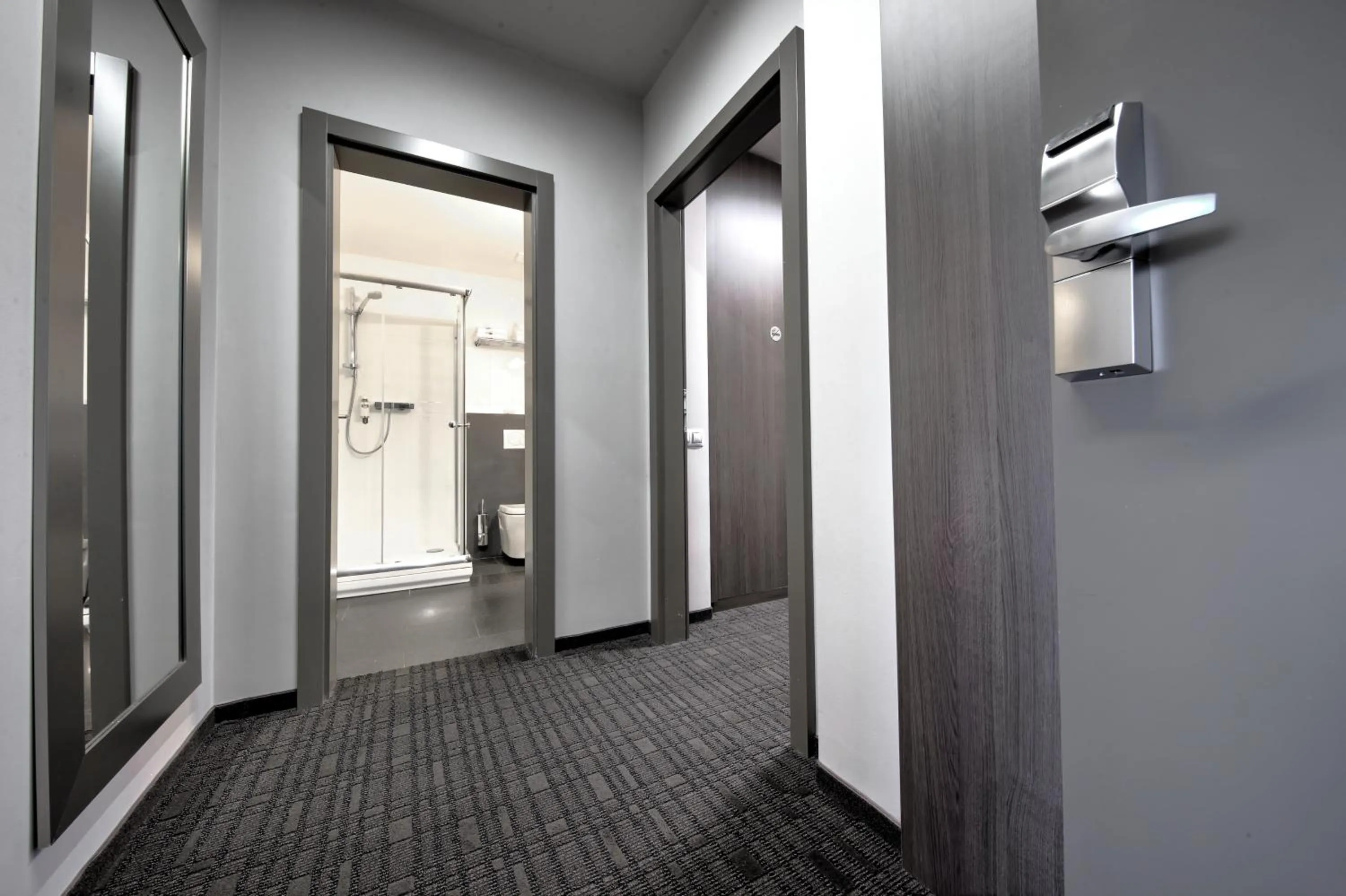 Shower in Volcano Spa Hotel