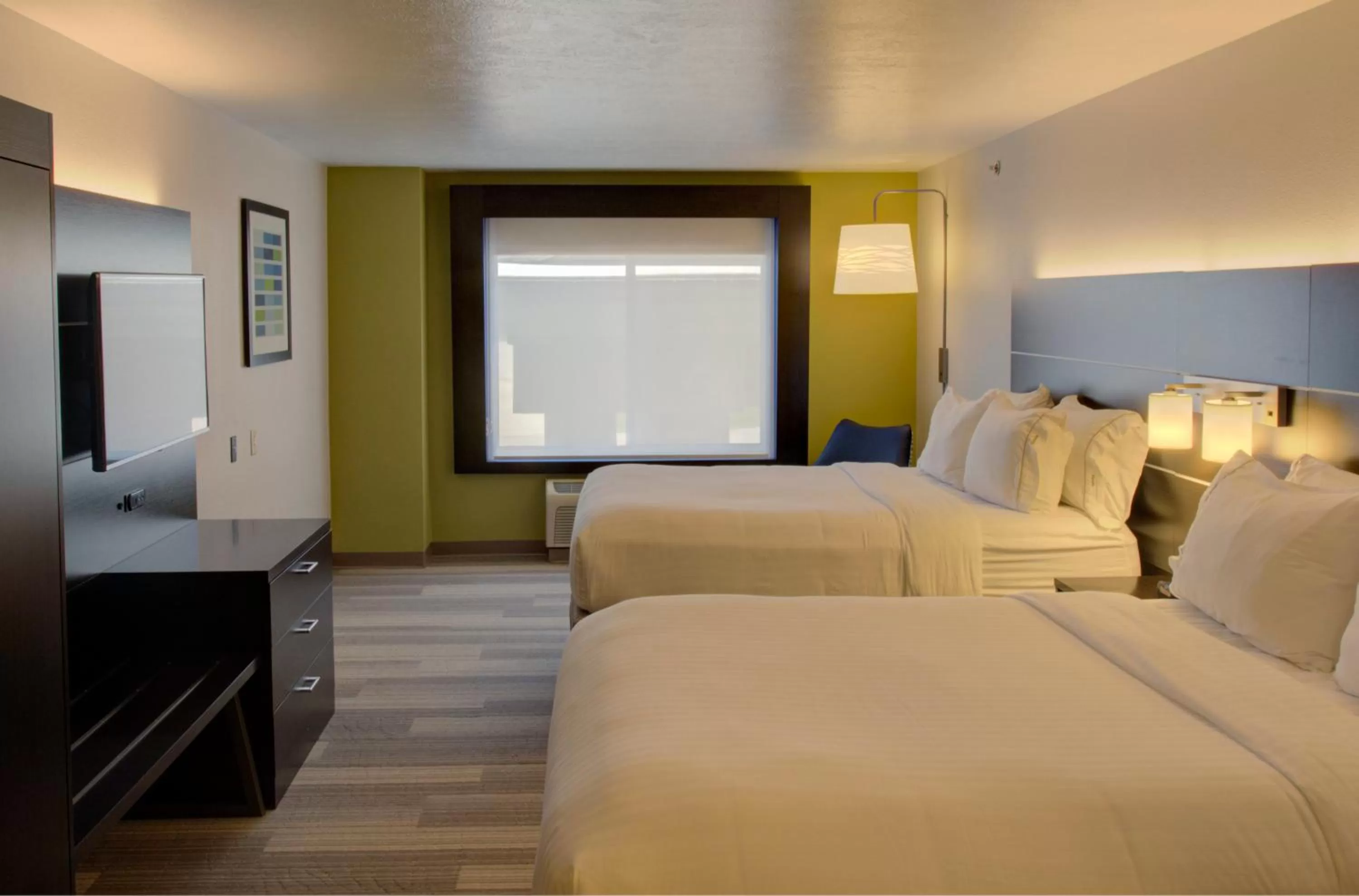Photo of the whole room, Bed in Holiday Inn Express & Suites Le Mars by IHG