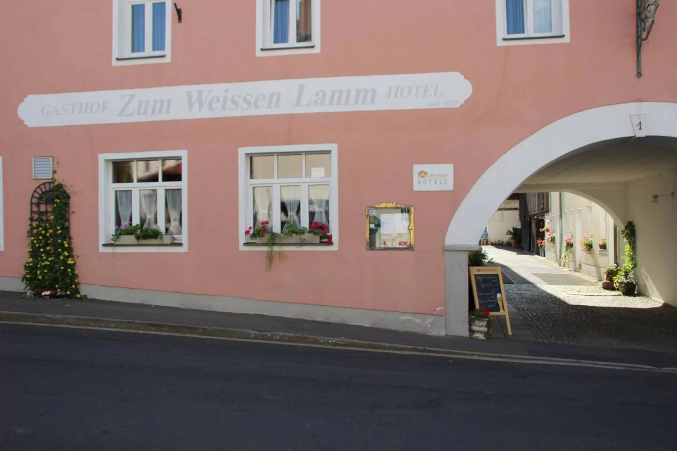 Property Building in Hotel Gasthof Zum weissen Lamm
