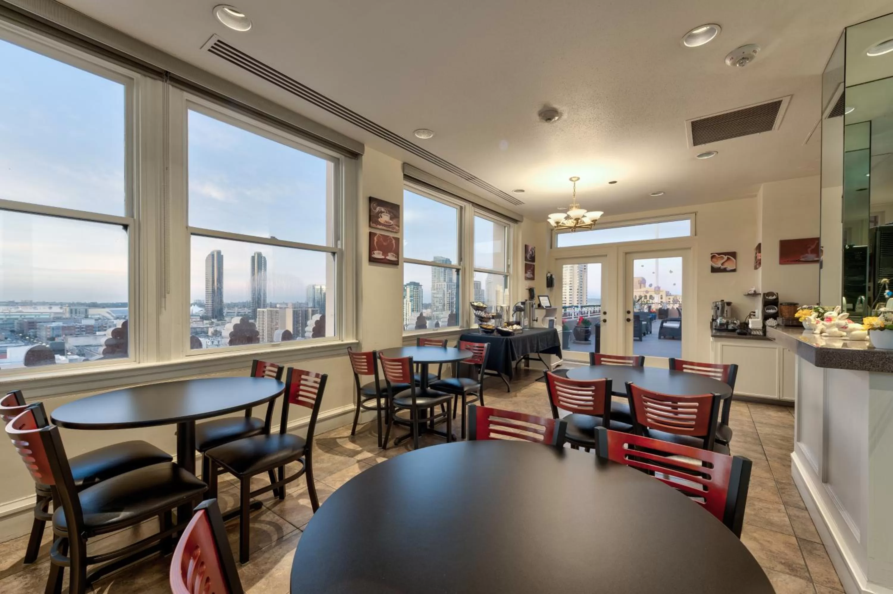 Seating area in Gaslamp Plaza Suites