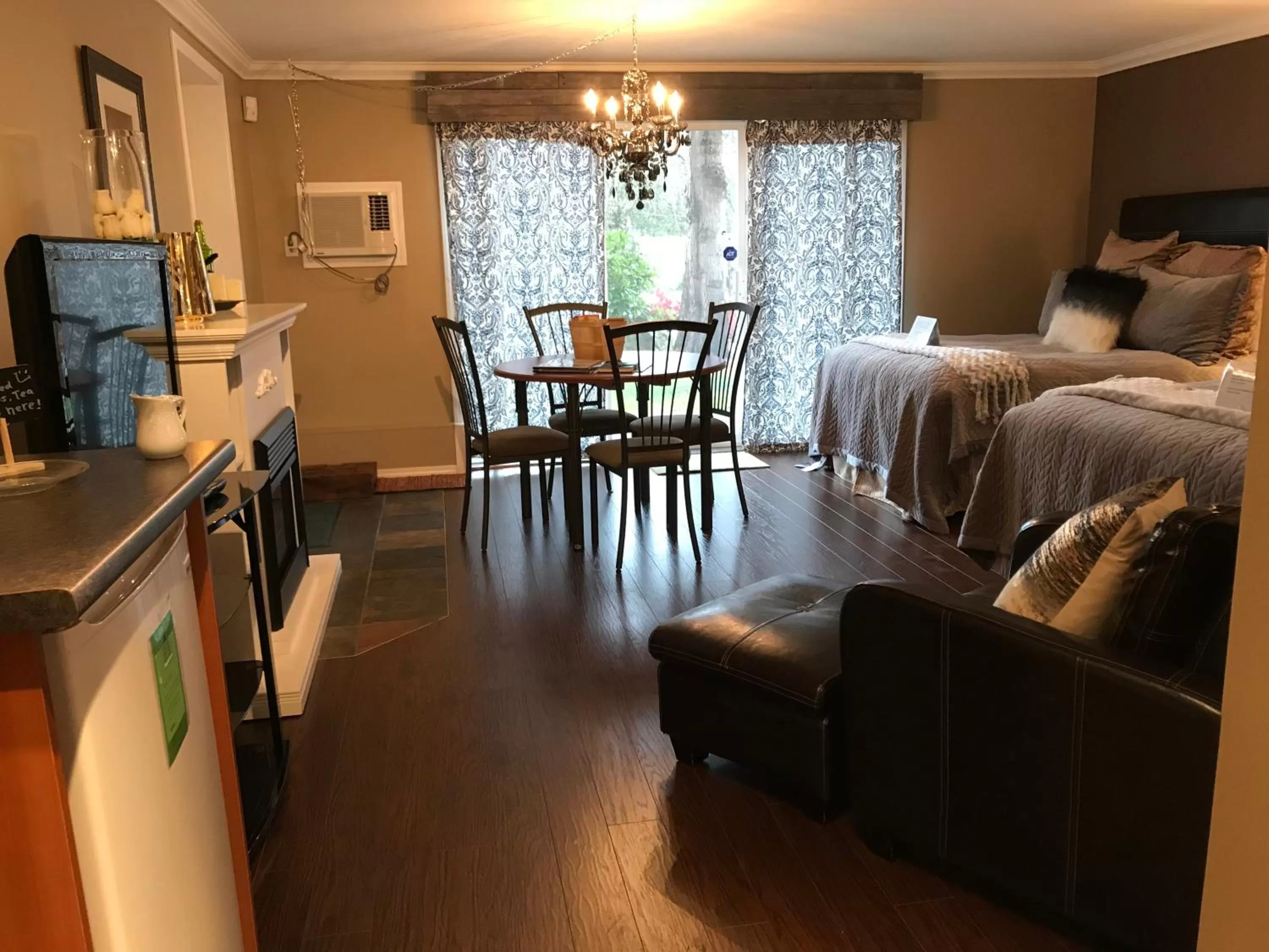 Food and drinks, Bed in Evergreen Bed & Breakfast