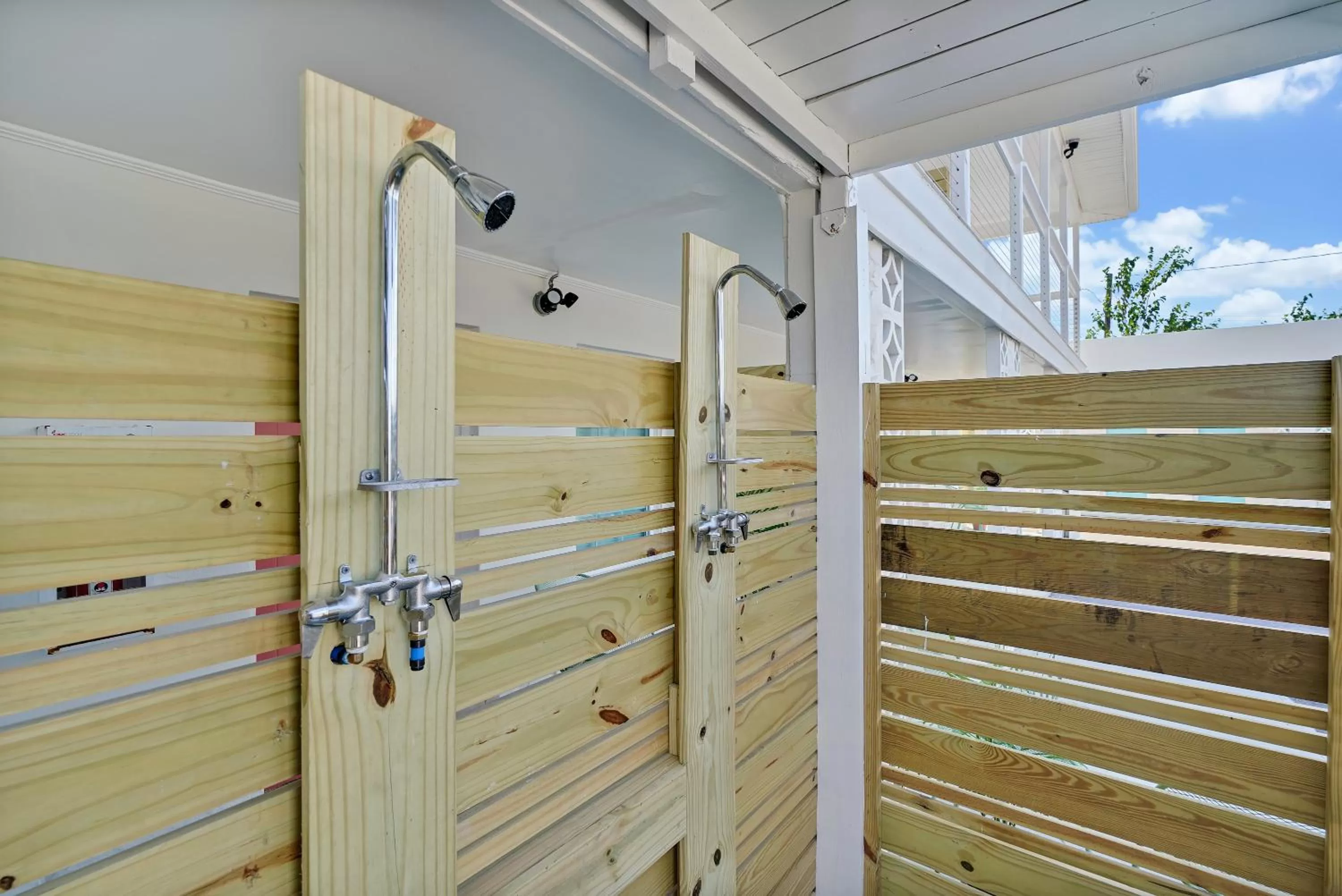 Shower in The Starlite Inn