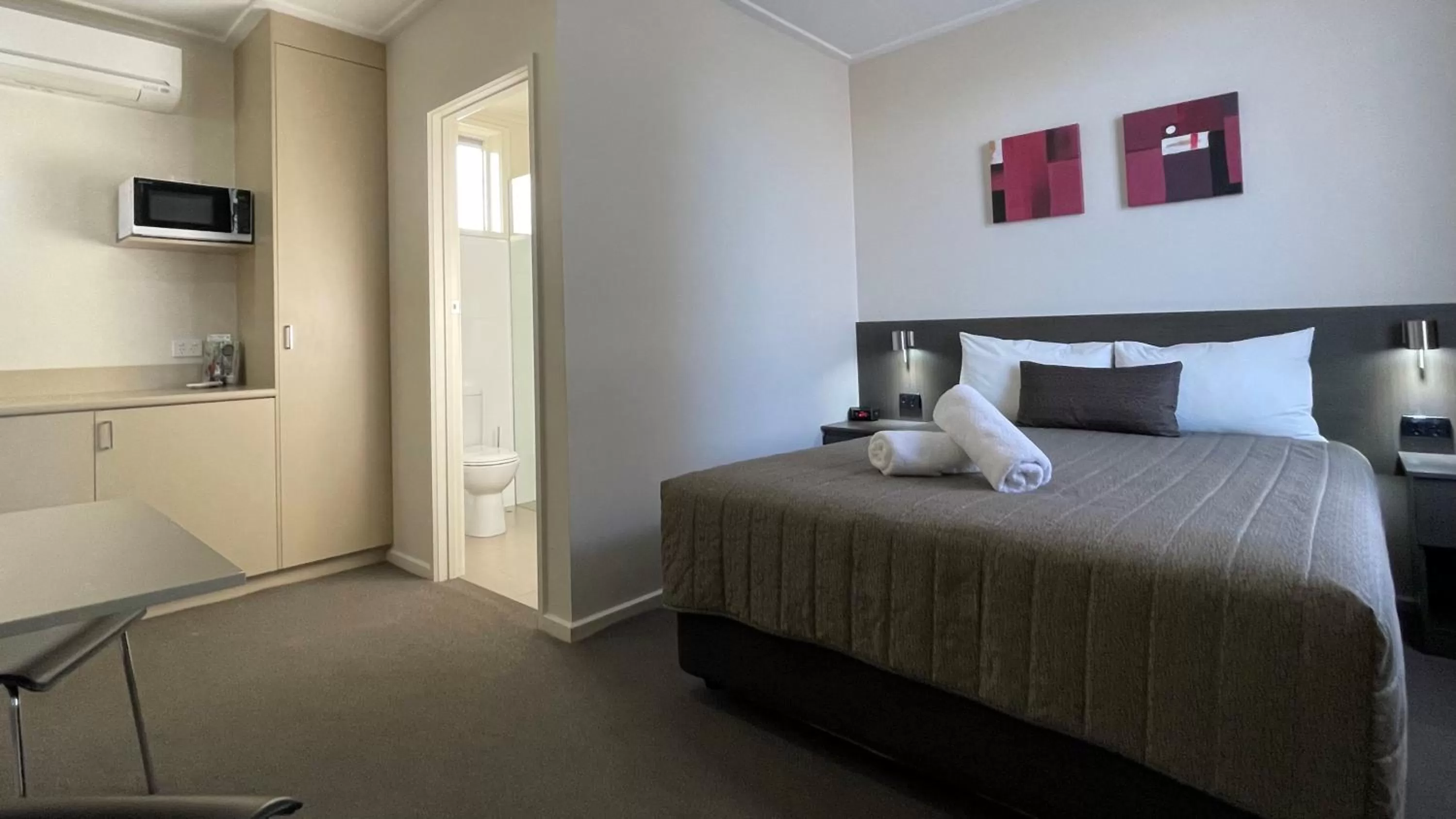 Bed in Loddon River Motel Kerang