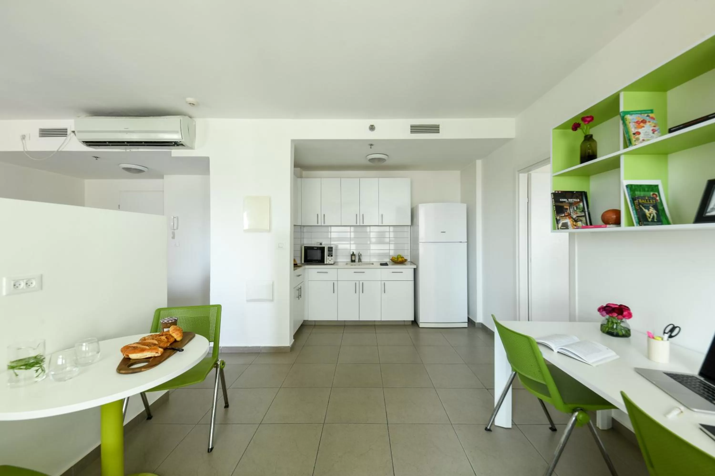 Kitchen or kitchenette in דירות גני תערוכה - TLV university apartments near Expo by Sea N' Rent