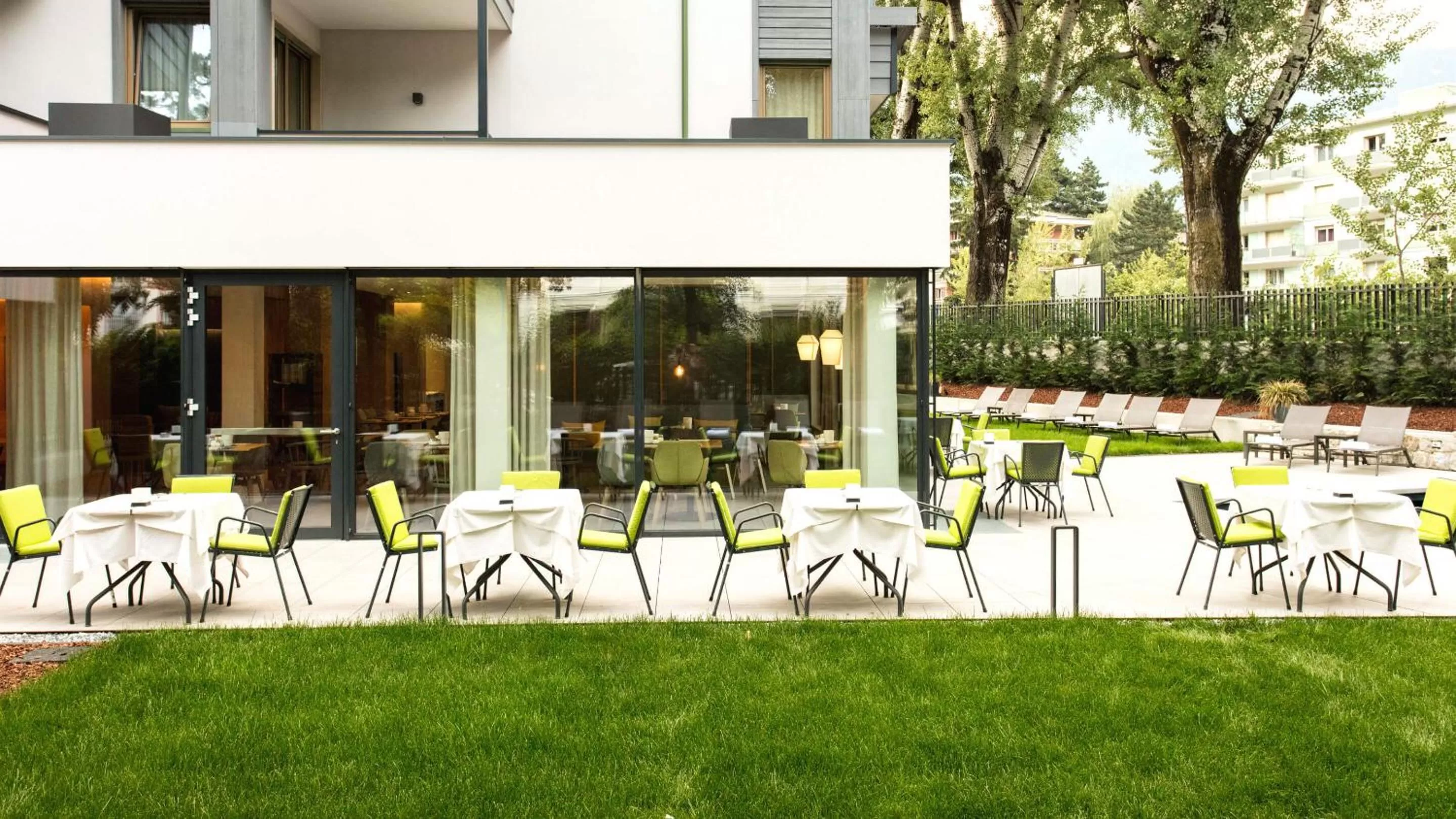 Garden, Restaurant/Places to Eat in Flora Hotel & Suites