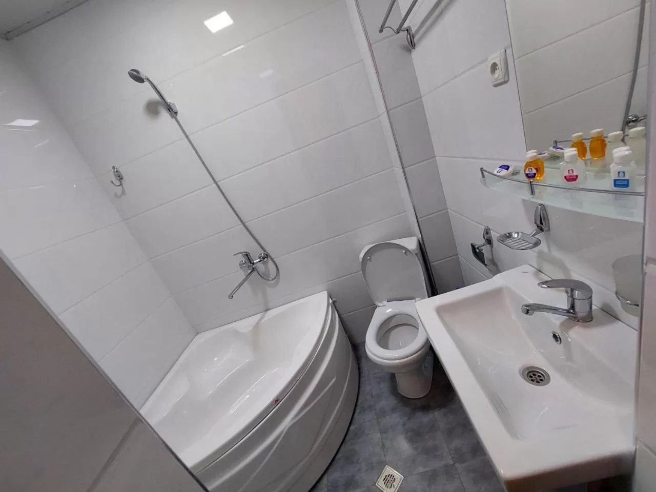 Bathroom in Samarabonu Hotel