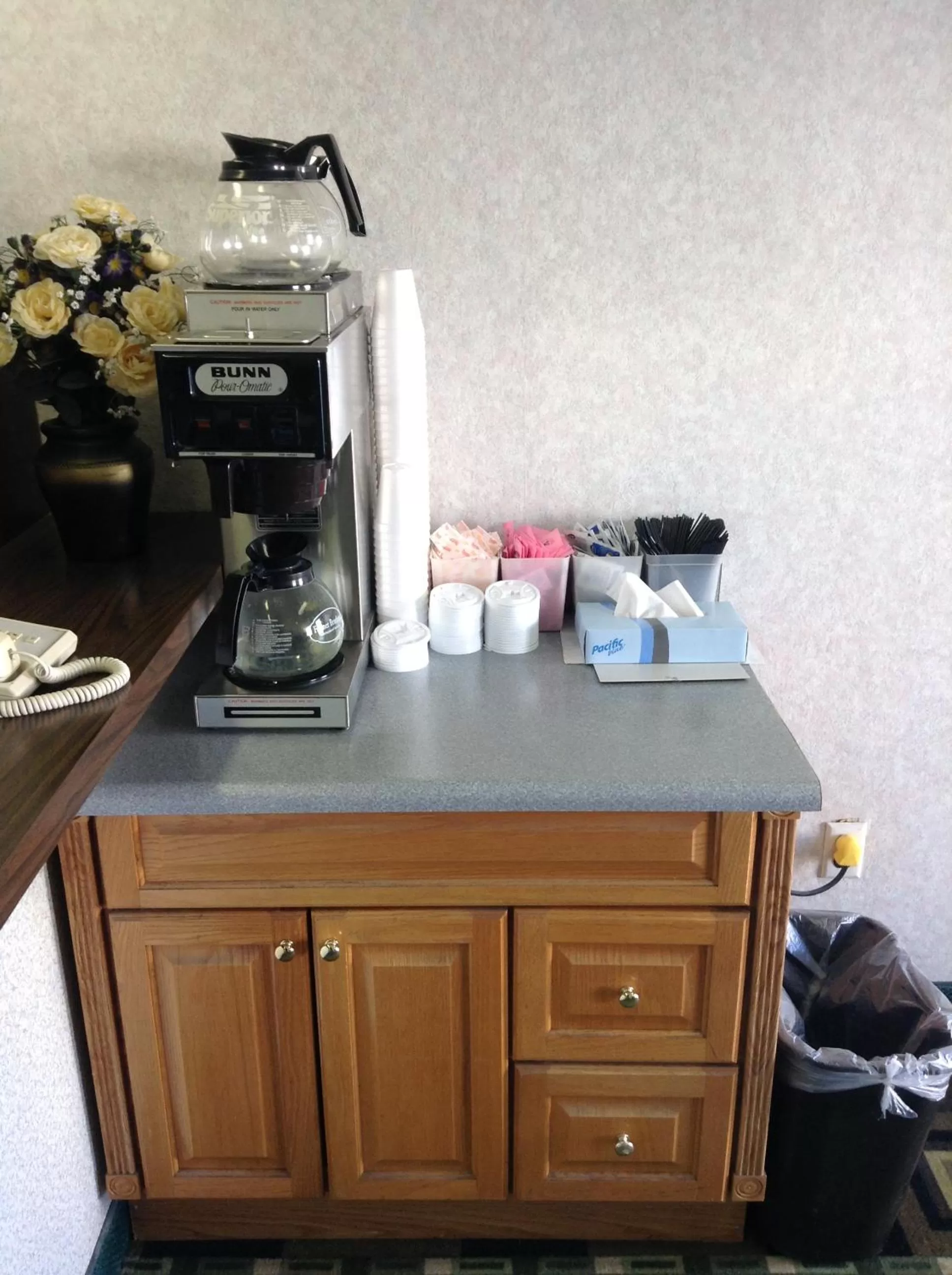 Coffee/tea facilities in Knights Inn Peru