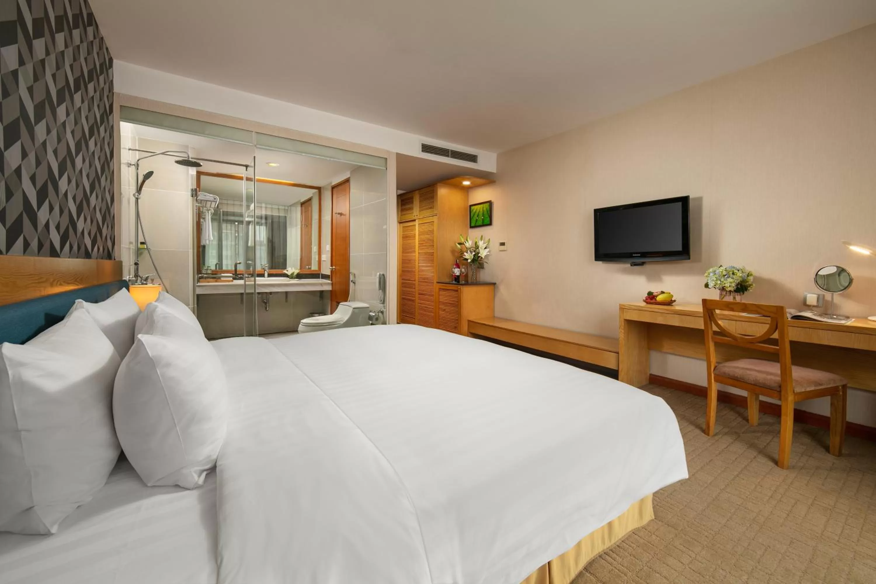 Photo of the whole room, Bed in La Casa Hanoi Hotel