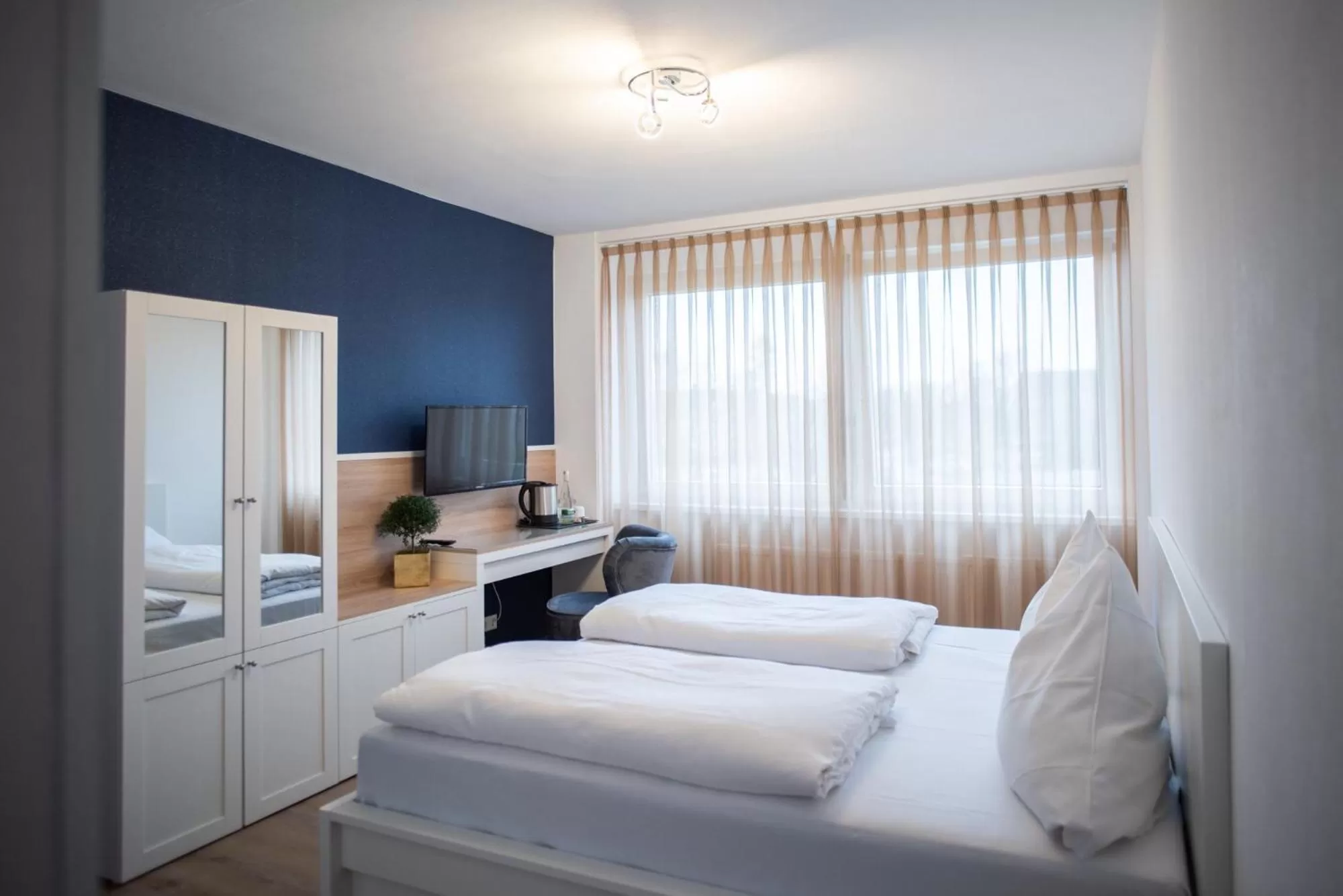 Coffee/tea facilities, Bed in Hotel Leo