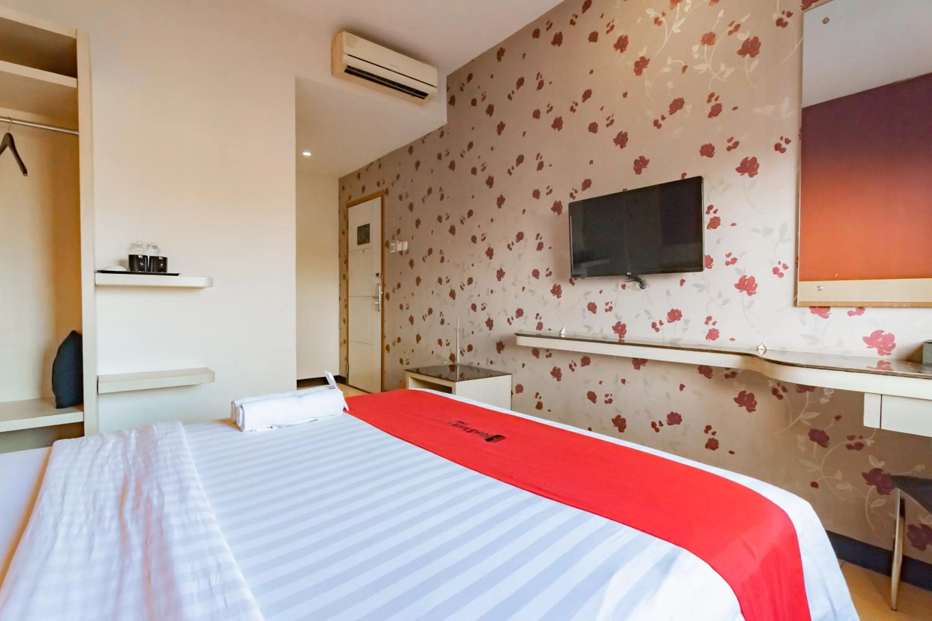Bed in RedDoorz Premium near Bandung Station