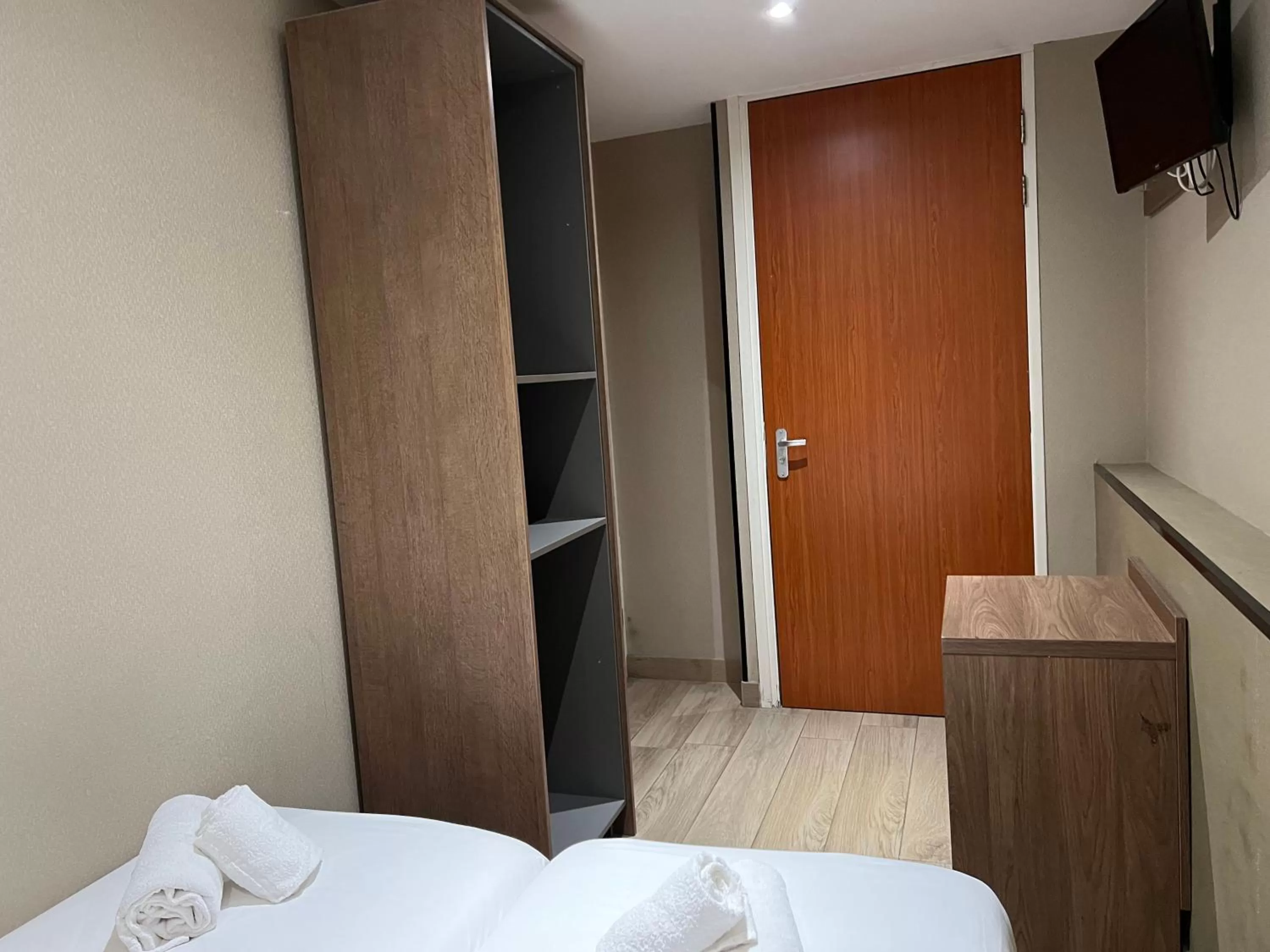 Bedroom, Bed in Blossoms City Hotel