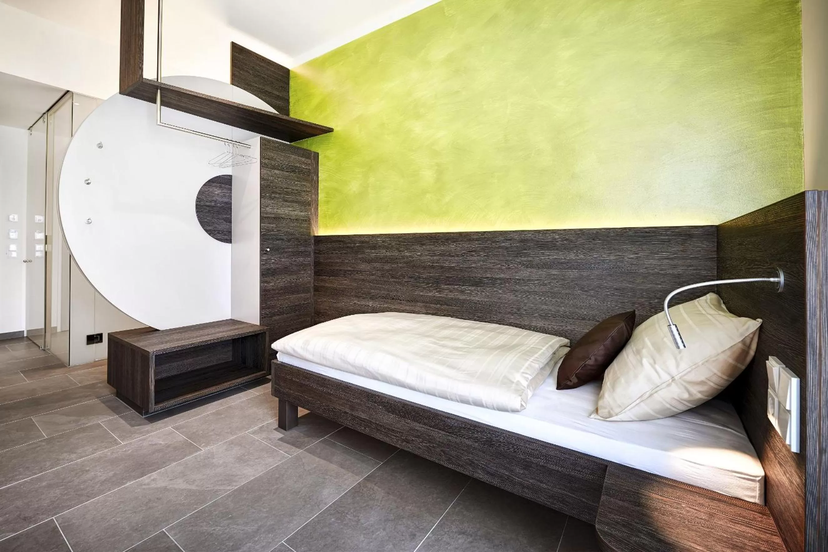 Photo of the whole room, Bed in eee Hotel Traun