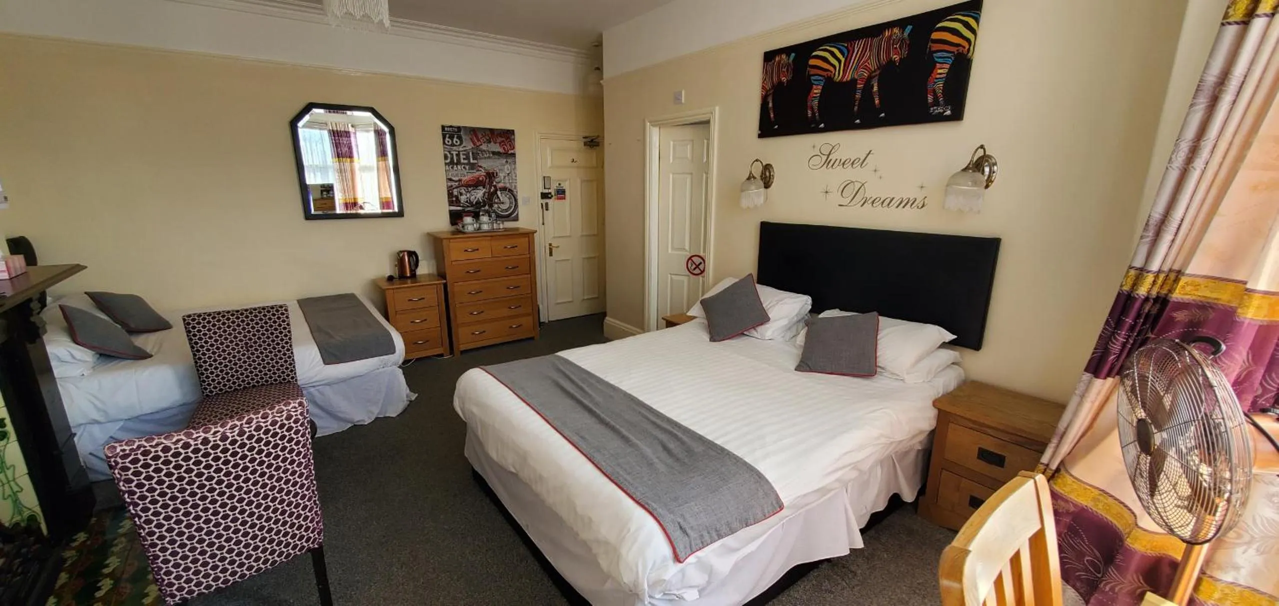 Bedroom, Bed in Diamonds Guest House