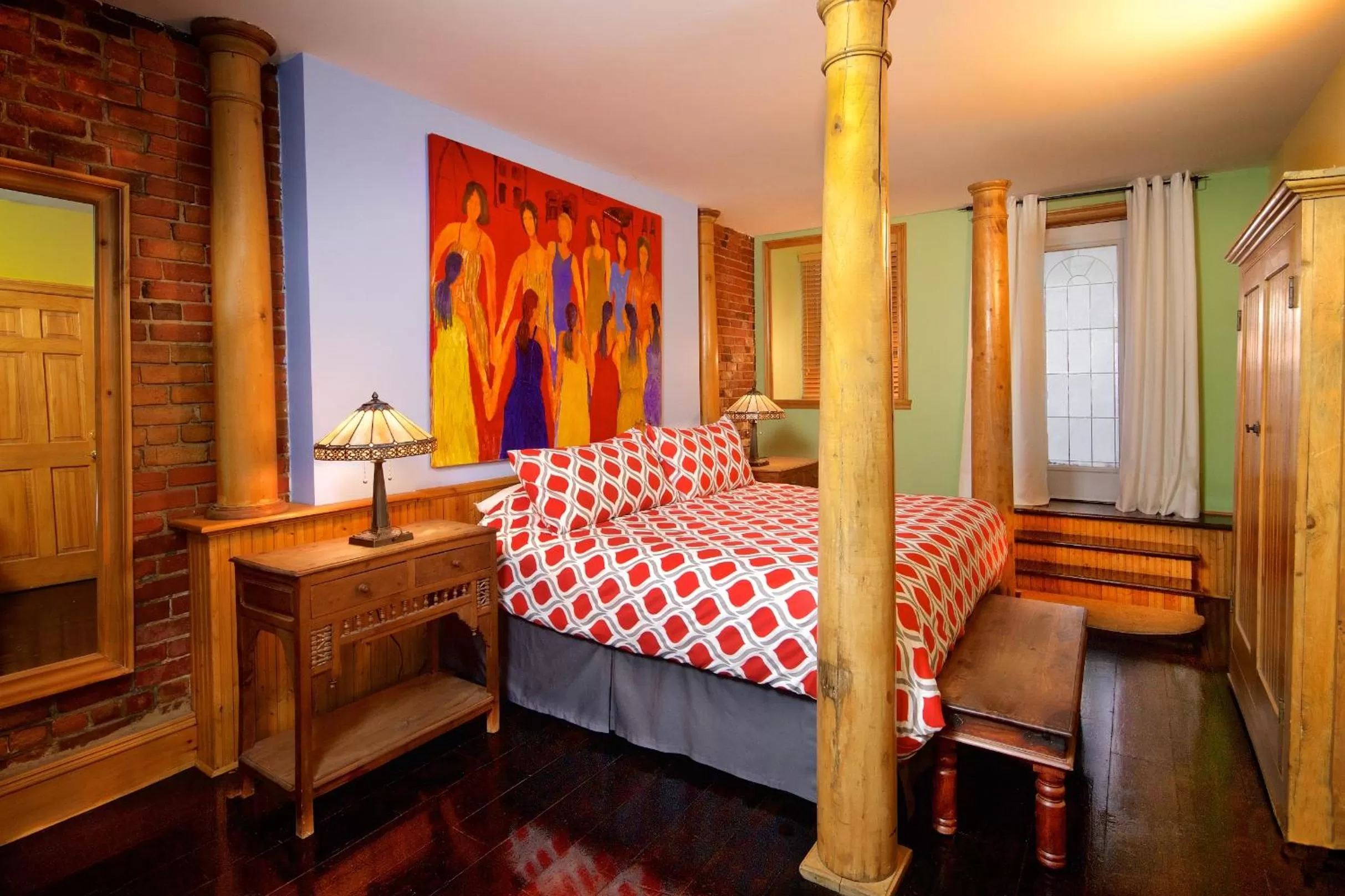 Photo of the whole room, Bed in Auberge Les Bons Matins