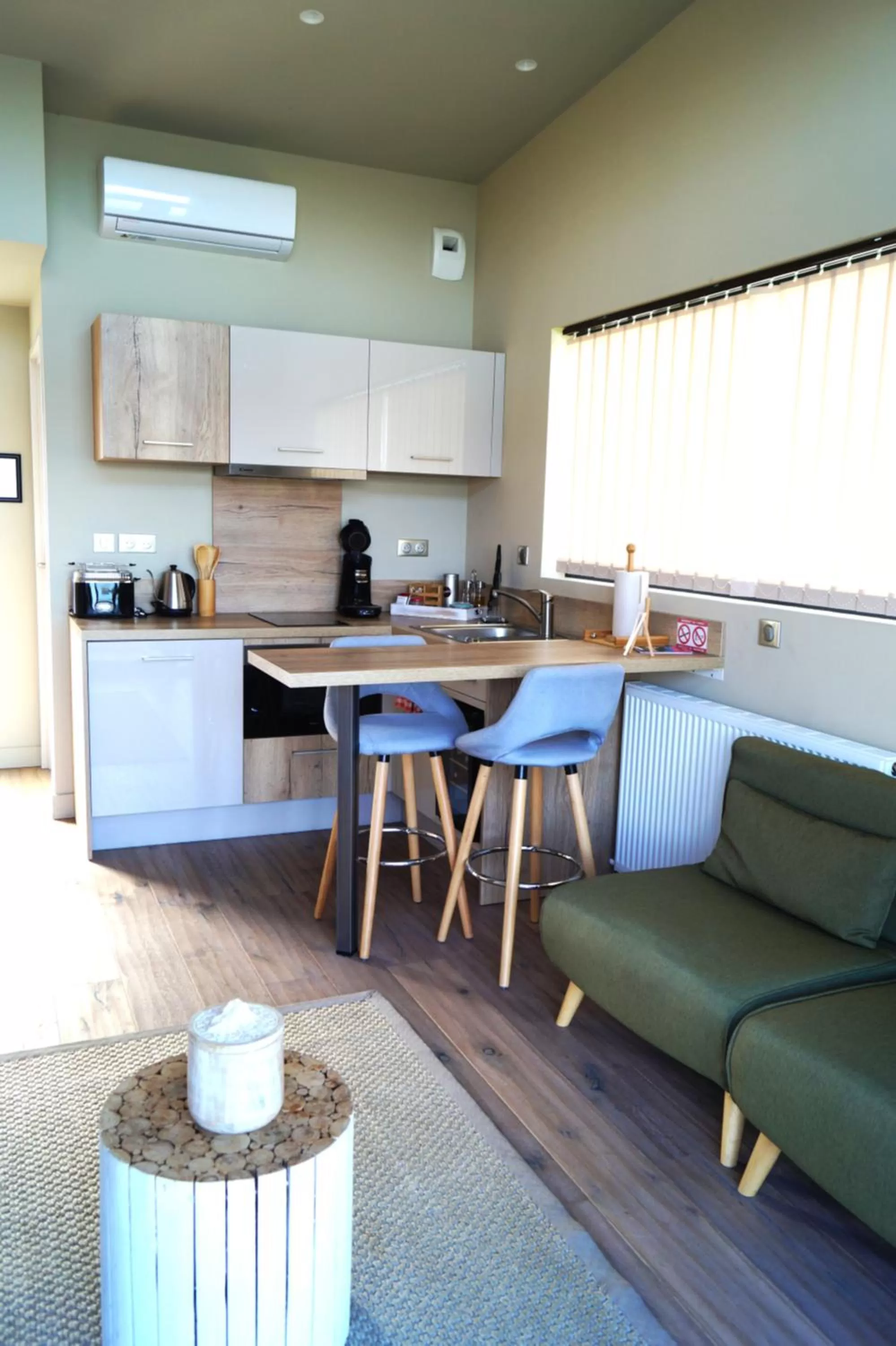 Kitchen or kitchenette in Écolodges du Golf du Sauternais