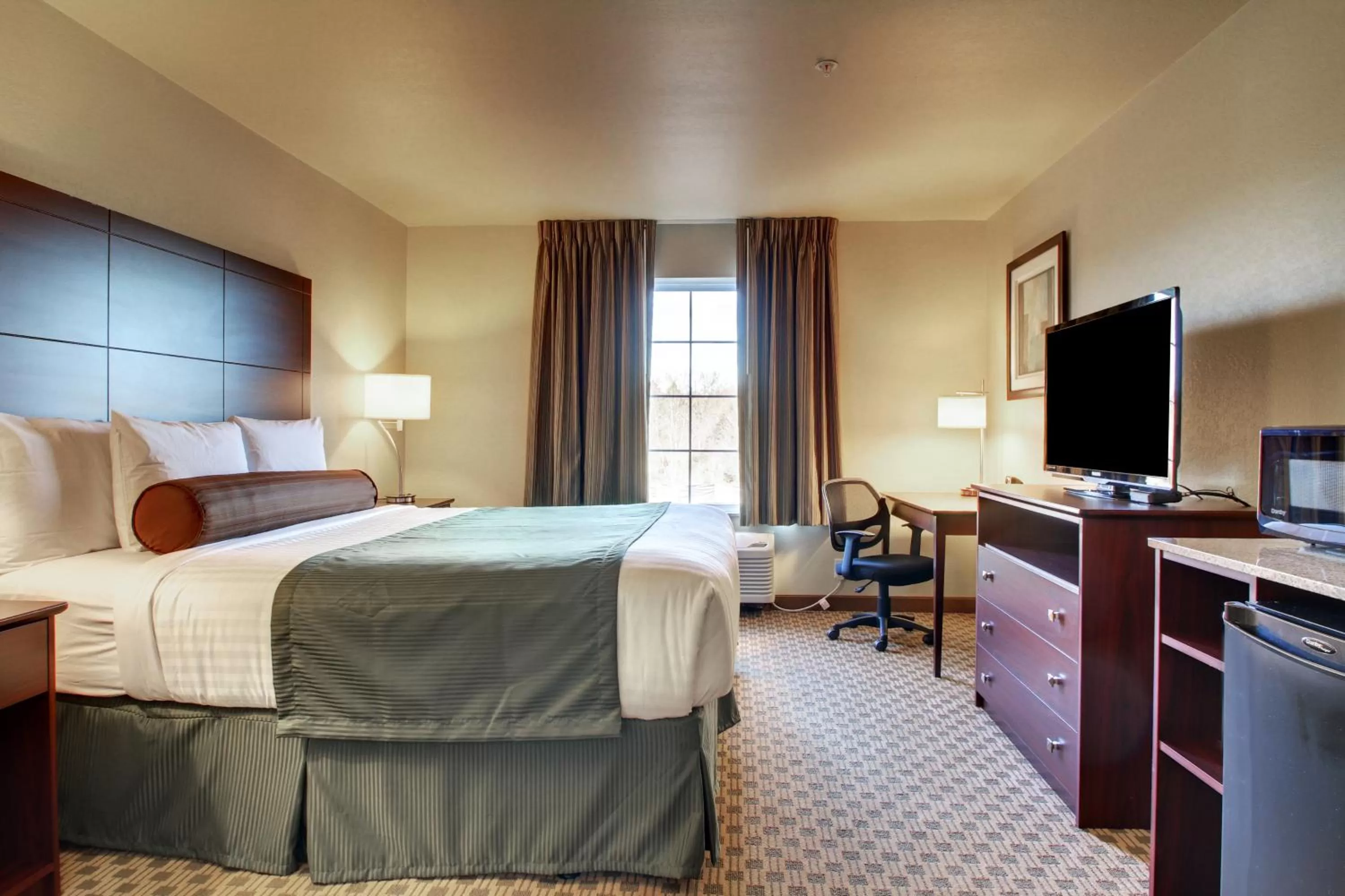 Photo of the whole room, Bed in Cobblestone Hotel & Suites - Charlestown