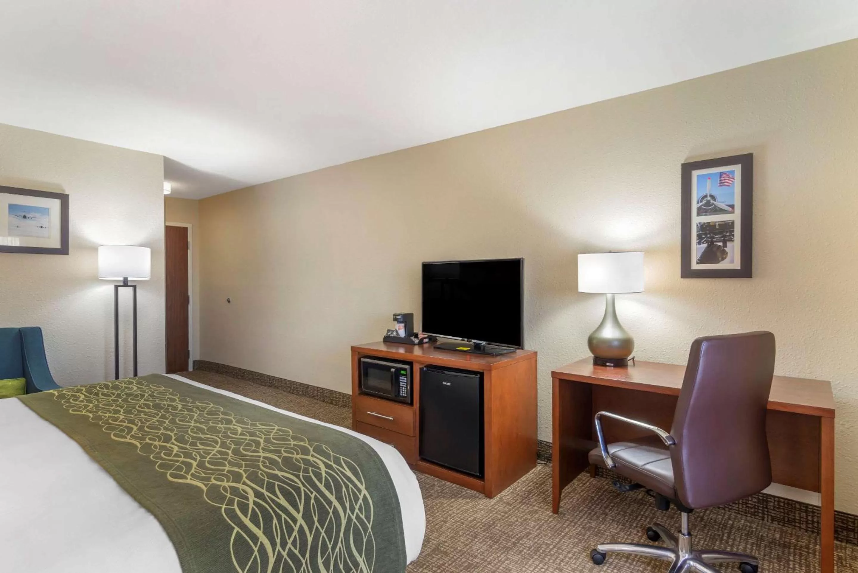 Bedroom, Bed in Comfort Inn & Suites - near Robins Air Force Base Main Gate