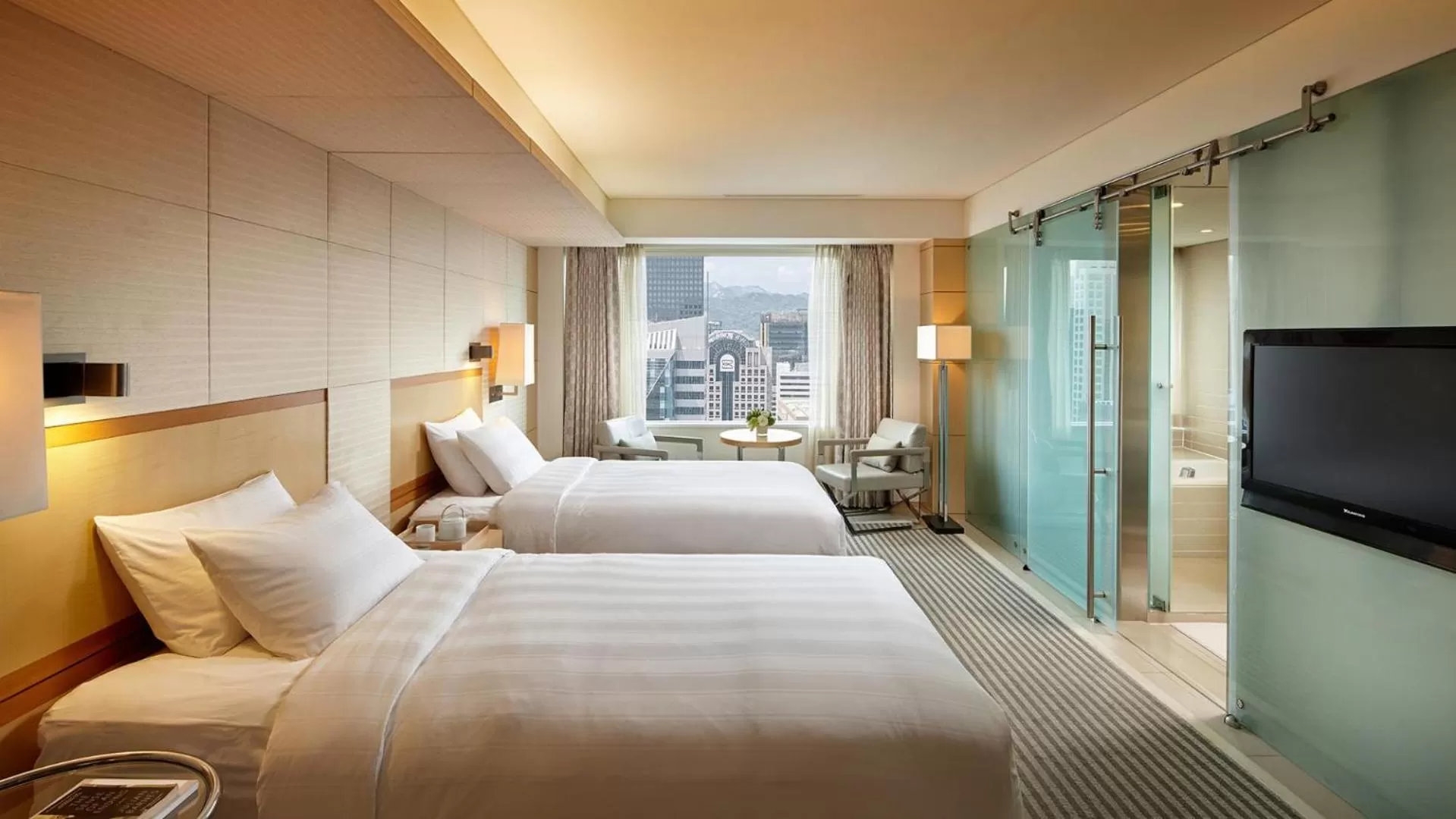 Bedroom, Bed in Lotte Hotel Seoul
