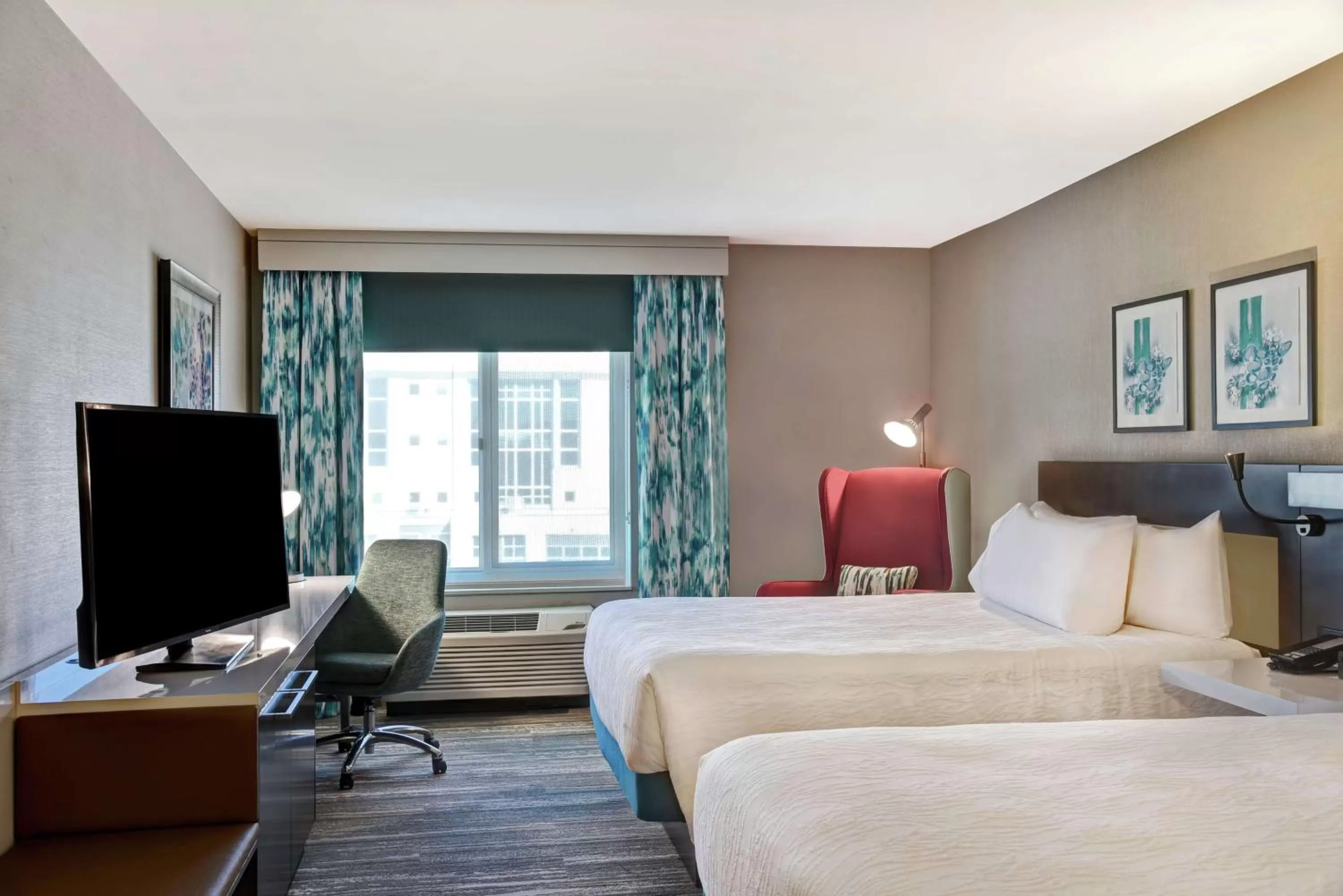 Bed in Hilton Garden Inn Kansas City/Kansas