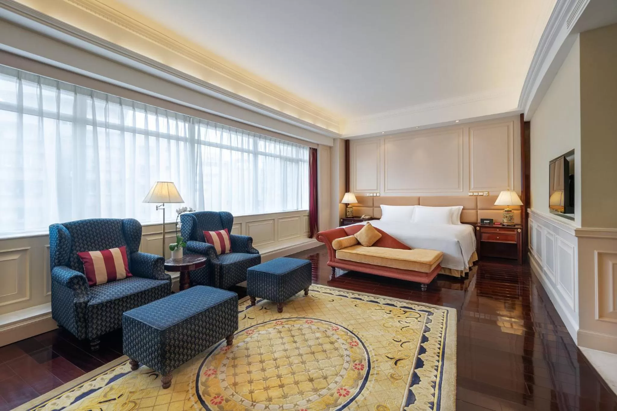 Photo of the whole room, Bed in Crowne Plaza Hotel & Suites Landmark Shenzhen by IHG
