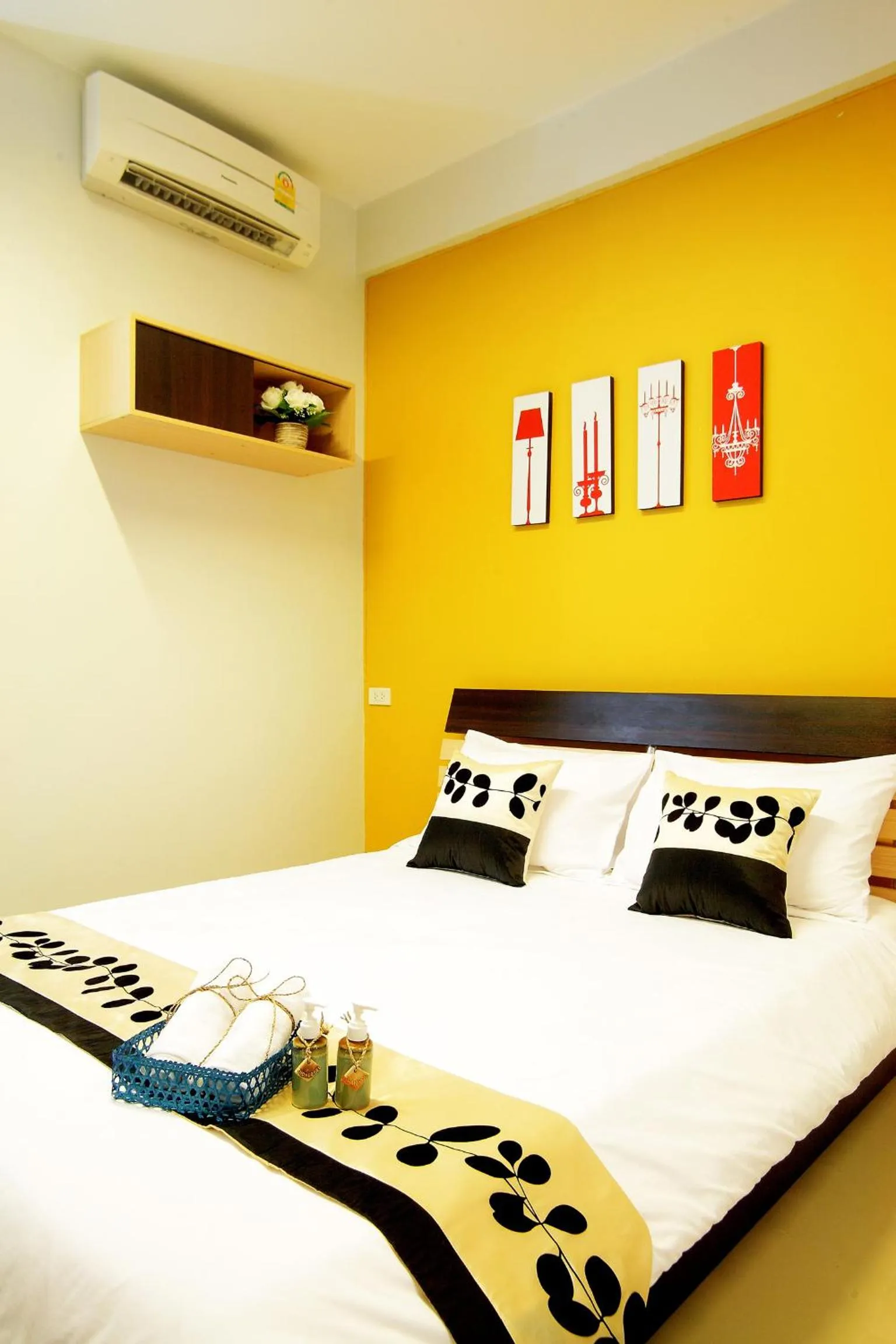 Living room, Bed in Smile Inn