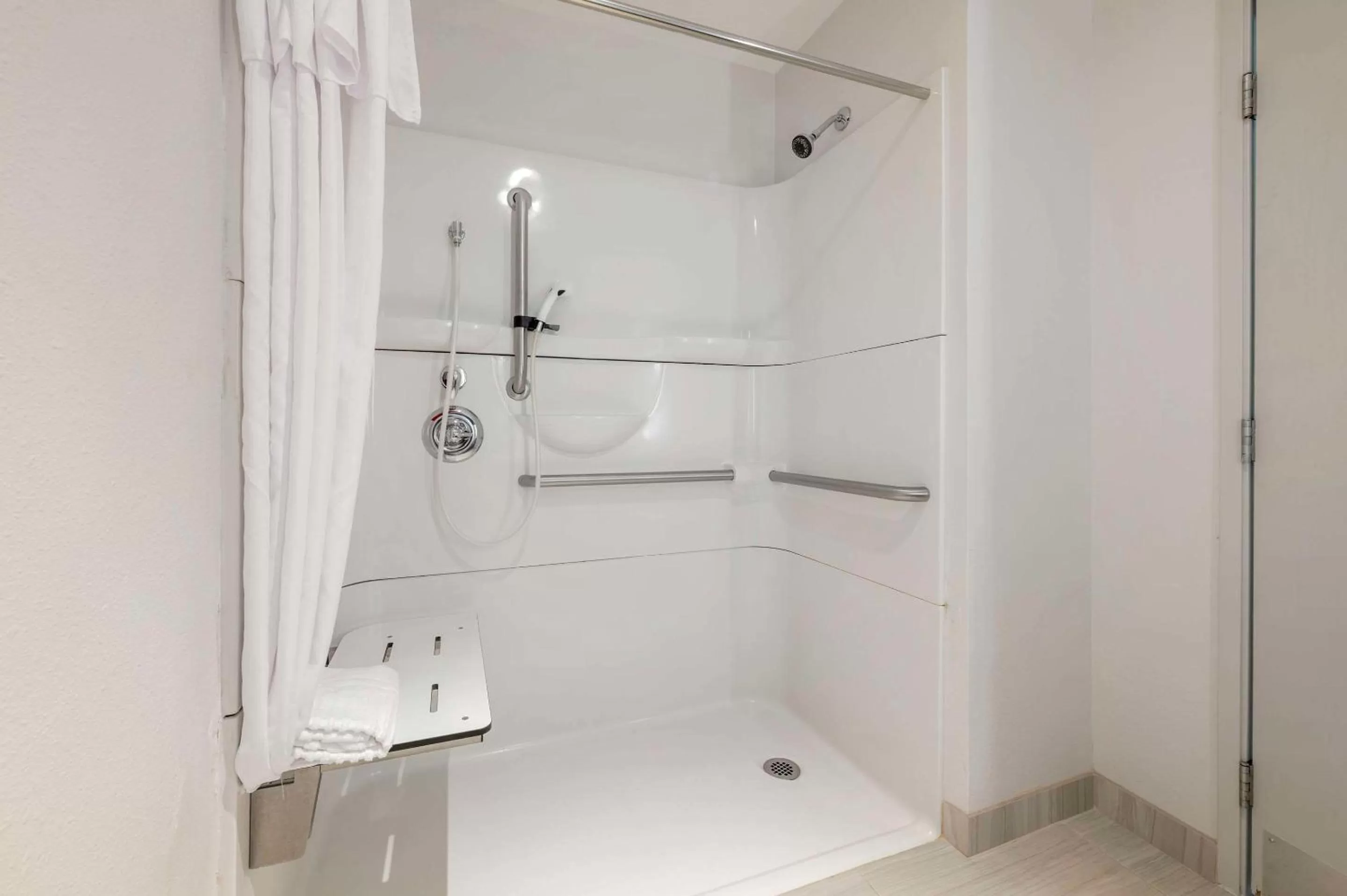 Shower in Comfort Inn Edinburgh - Columbus