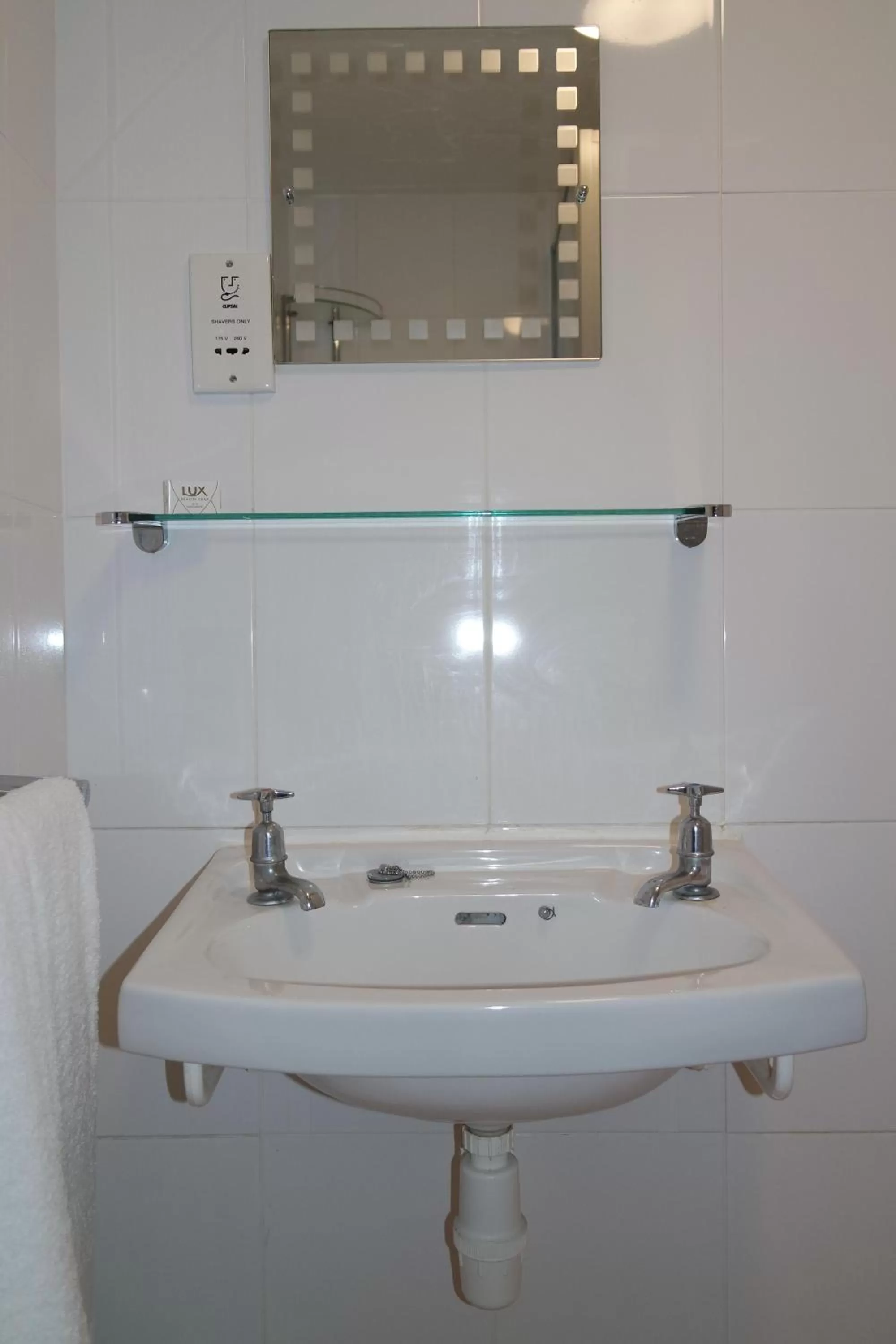 Bathroom in Gable End Hotel