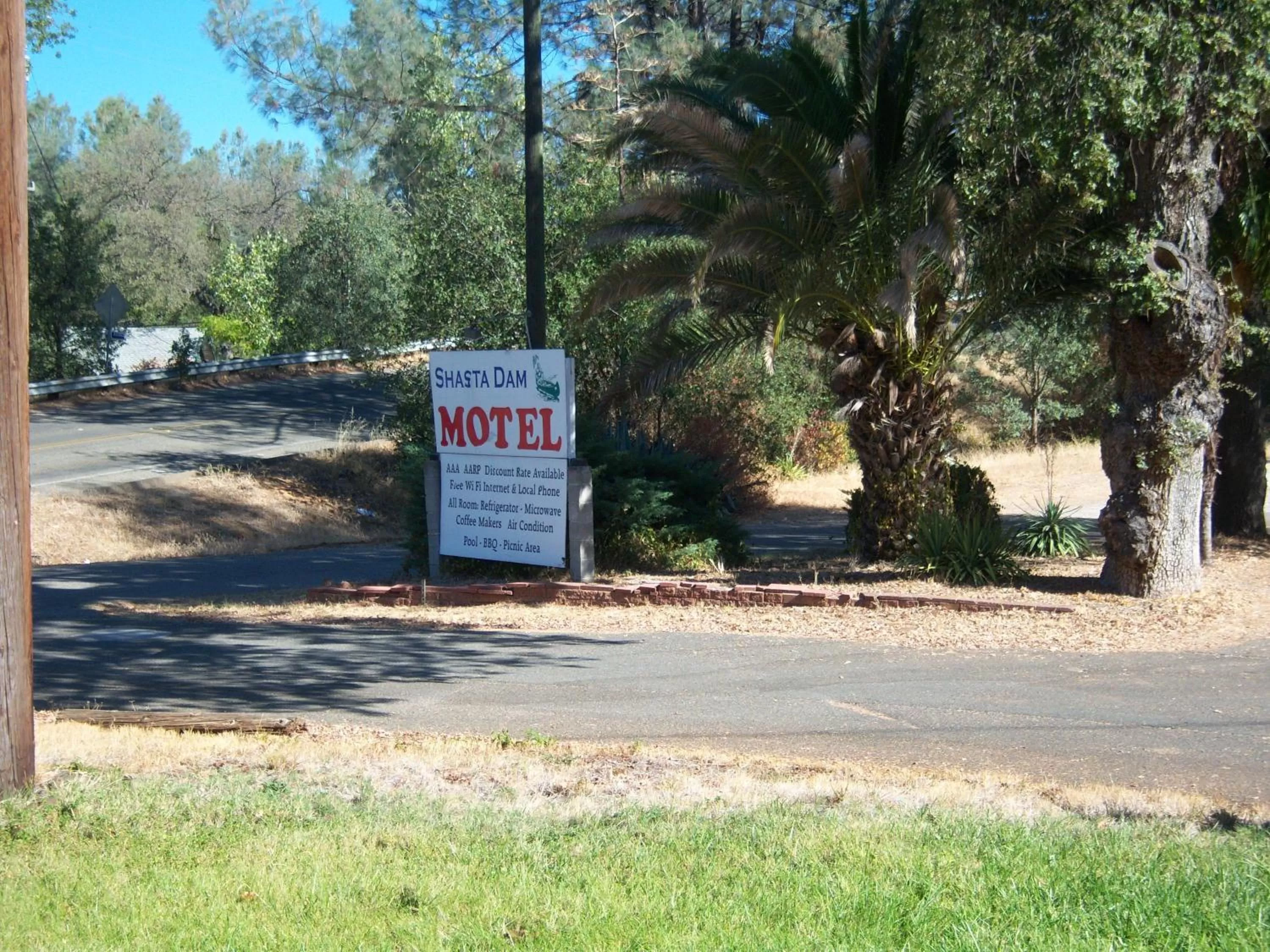 Facade/entrance in Shasta Dam Motel