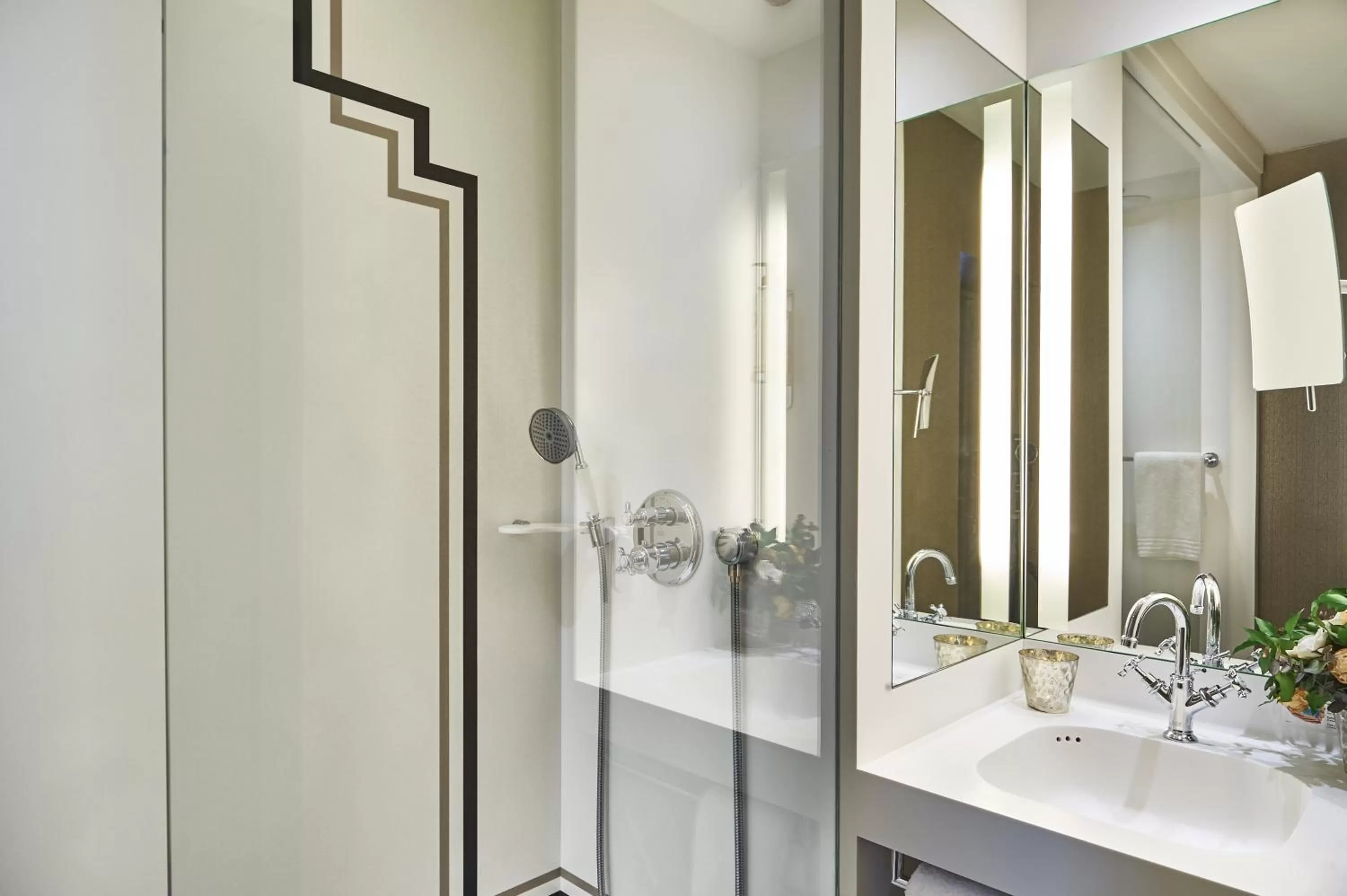 Bathroom in Best Western Premier HBEO Bordeaux Centre