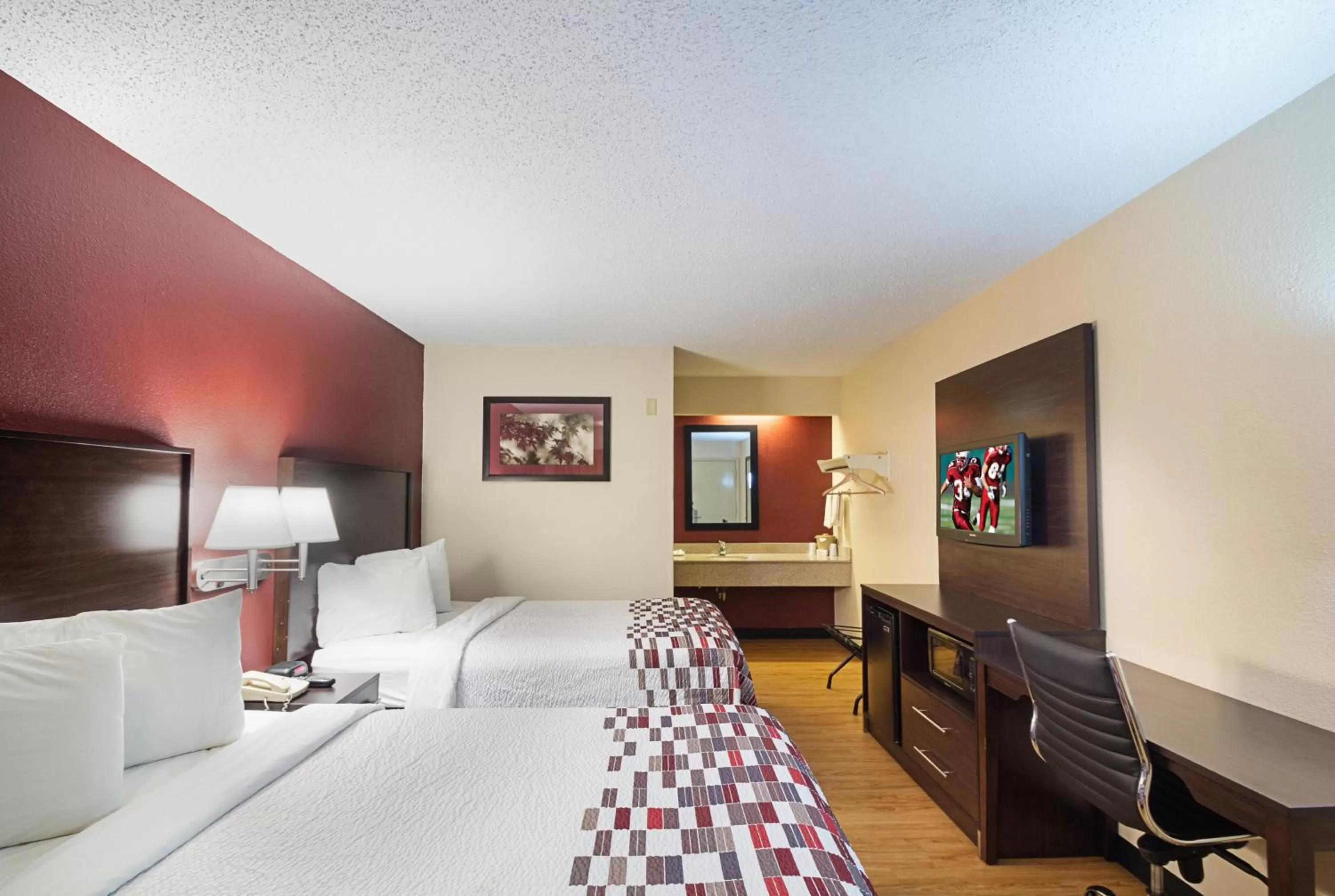 Photo of the whole room, Bed in Red Roof Inn Cincinnati East - Beechmont