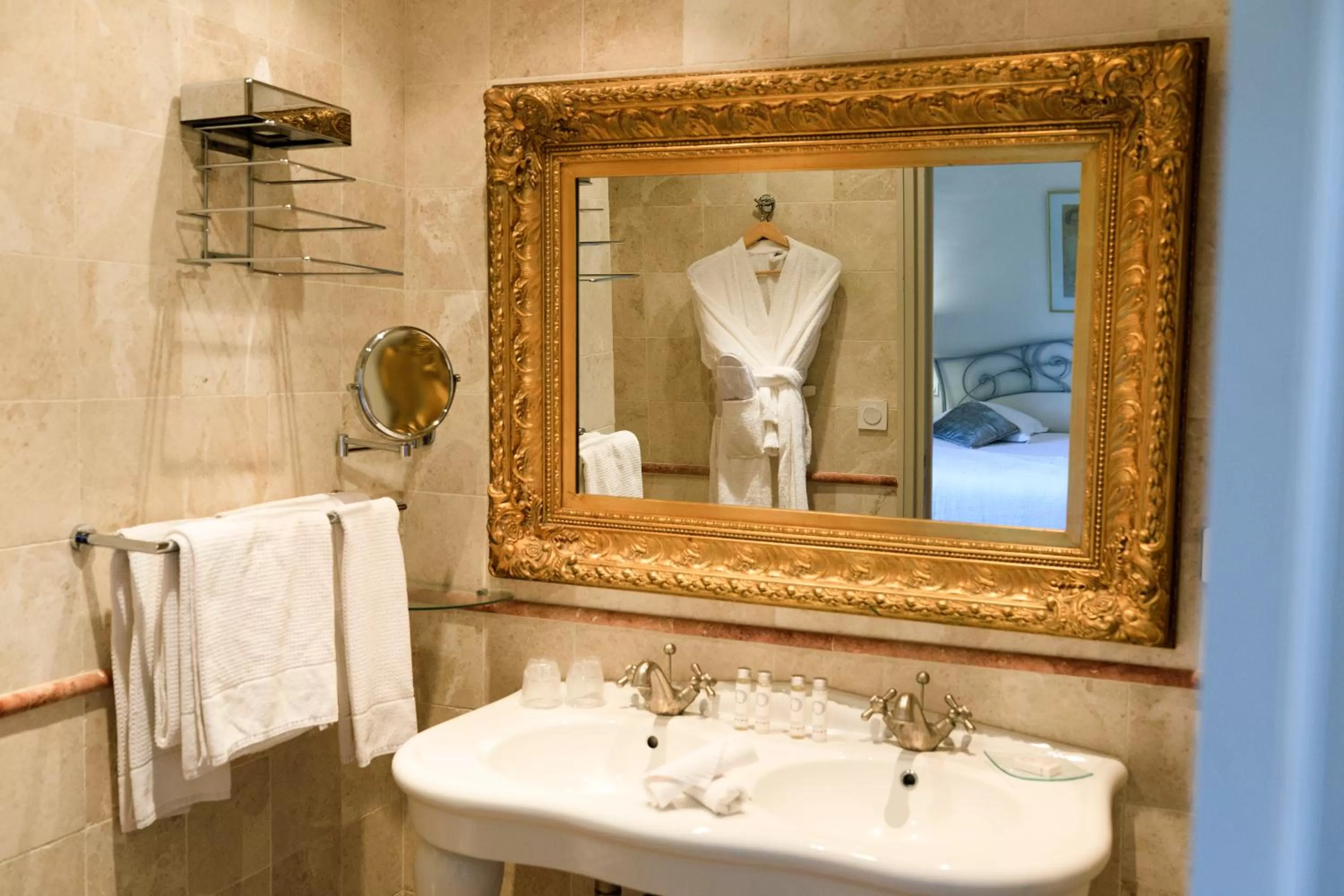 Shower in Hôtel Mas Valentine