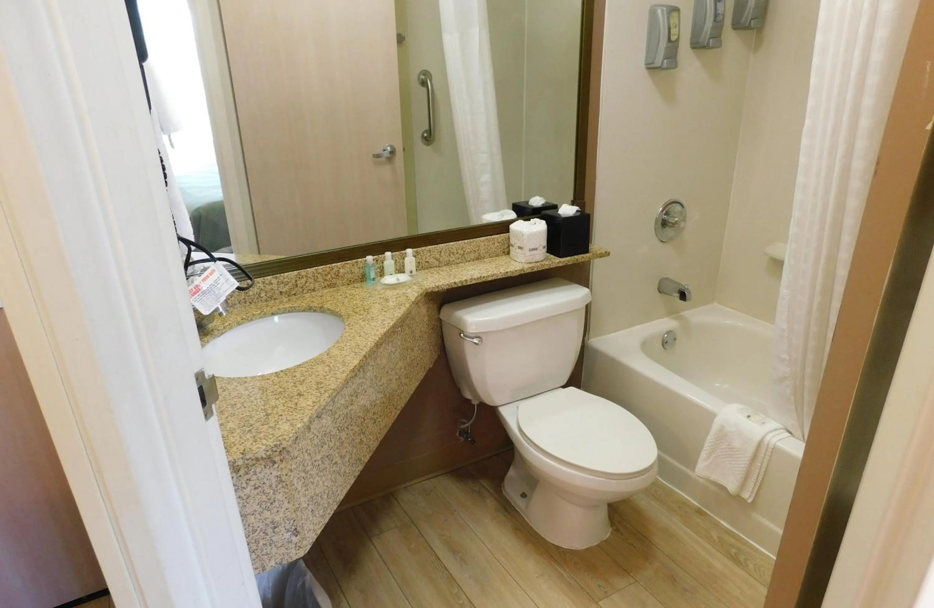 Queen Room - Non Smoking in Quality Inn Colchester - Burlington