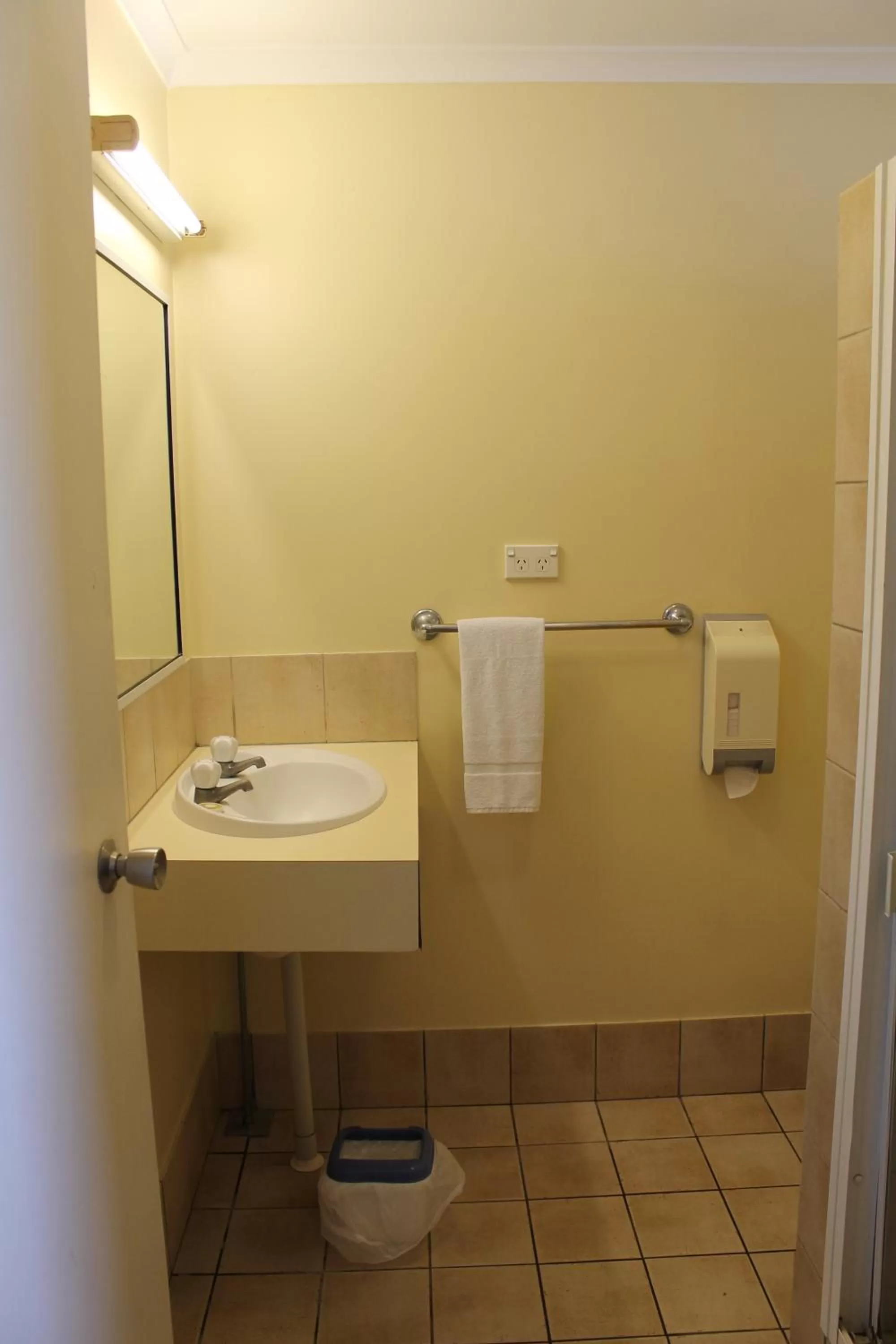 Bathroom in Rocky Glen Hotel Motel Gladstone