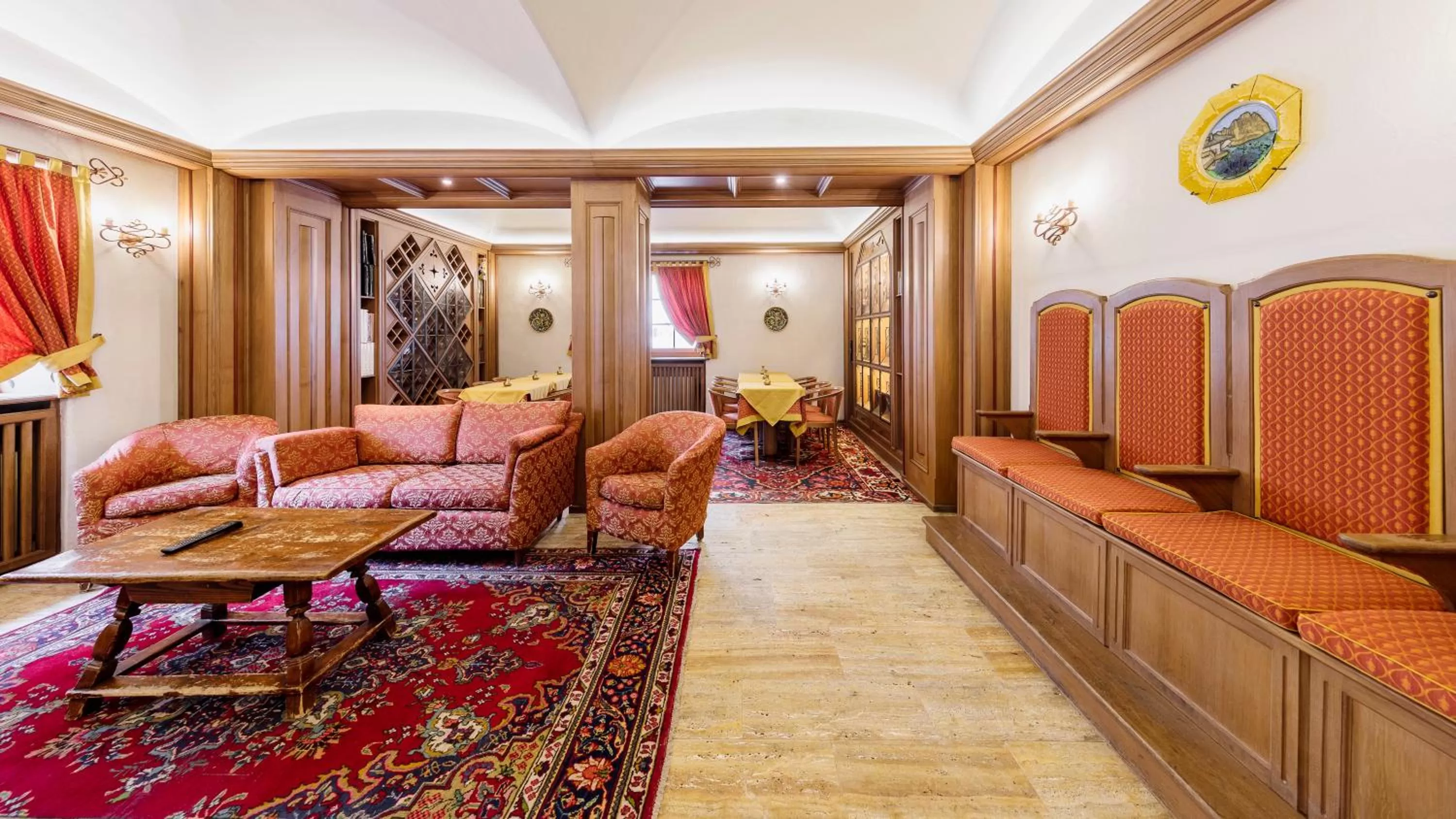 Communal lounge/ TV room in Hotel Aquila