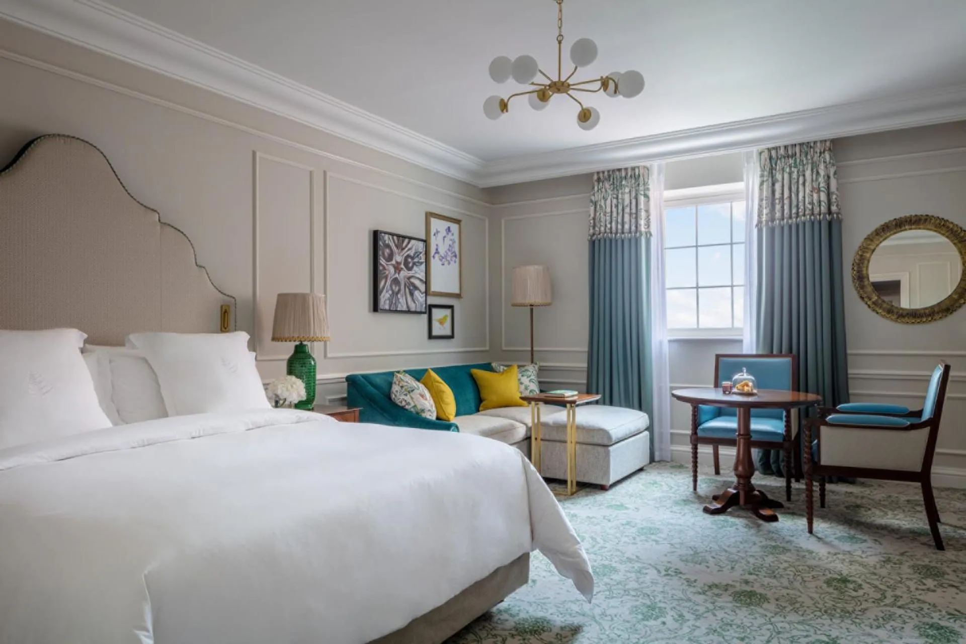 Bed in Four Seasons Hotel Hampshire