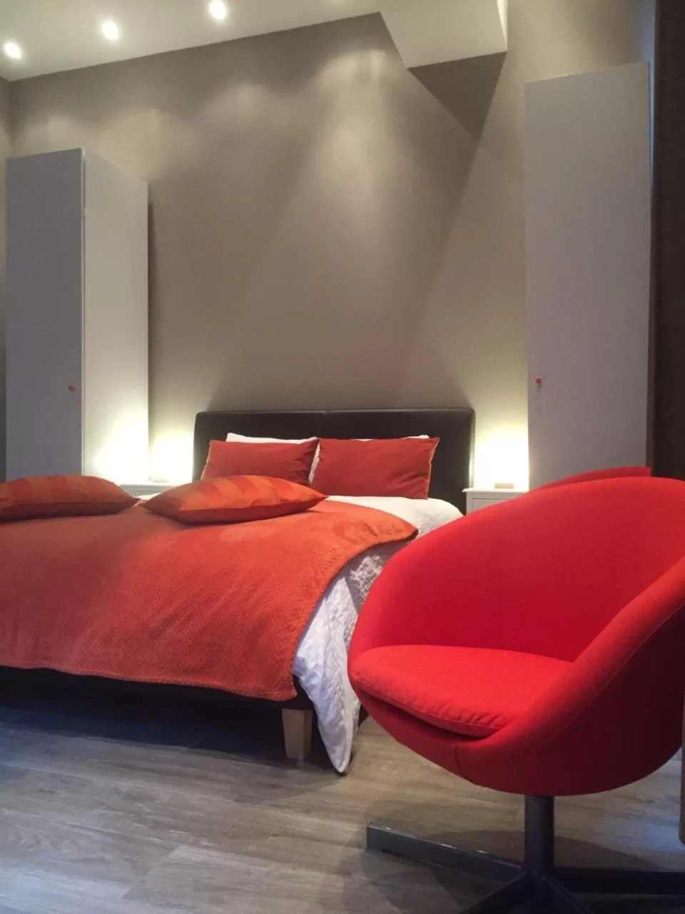 Bedroom, Bed in Suite 11